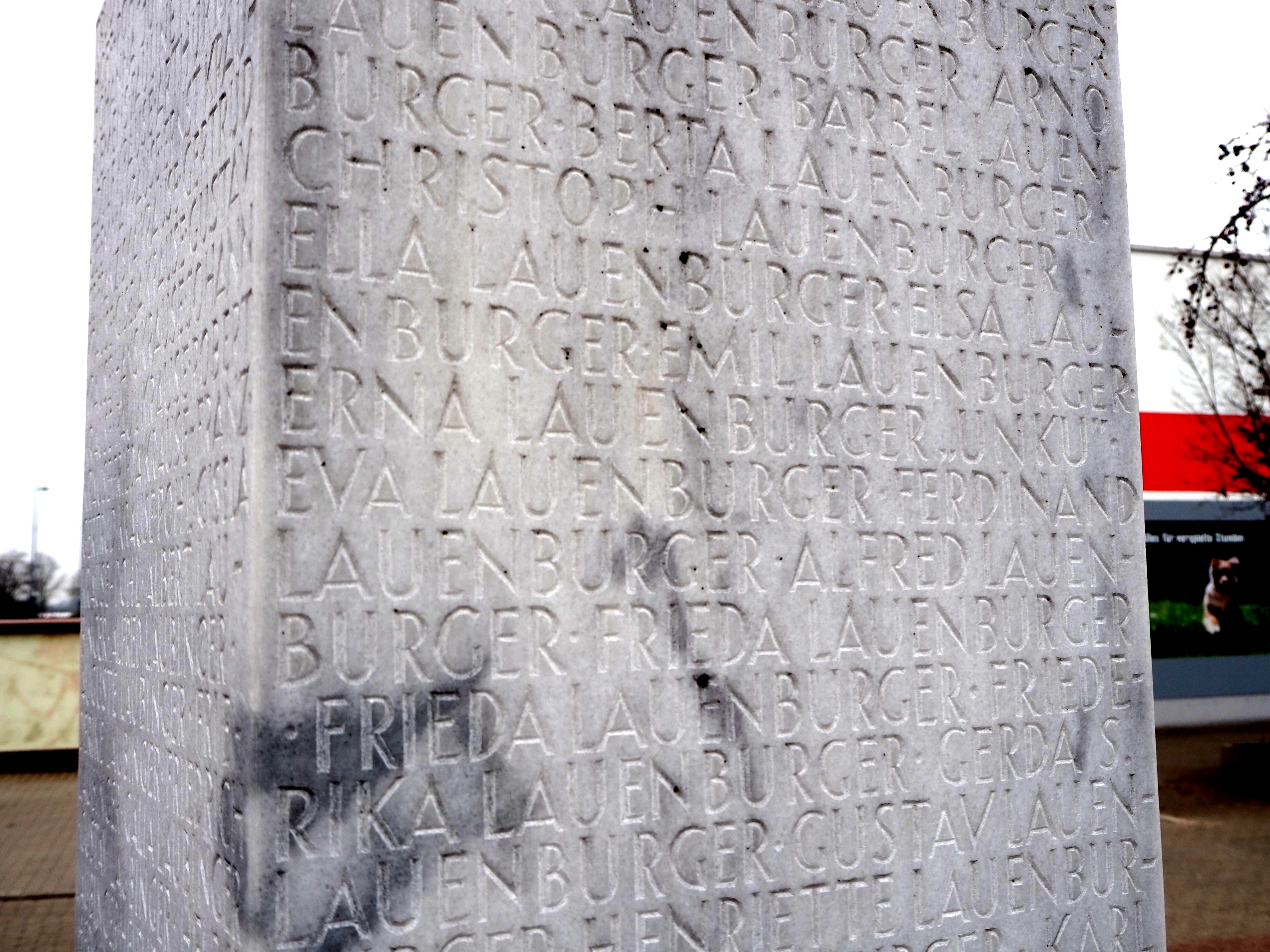 Gedenkstele an die am 1. März 1943 nach Auschwitz deportieren Magdeburger Sinti* und Roma*
