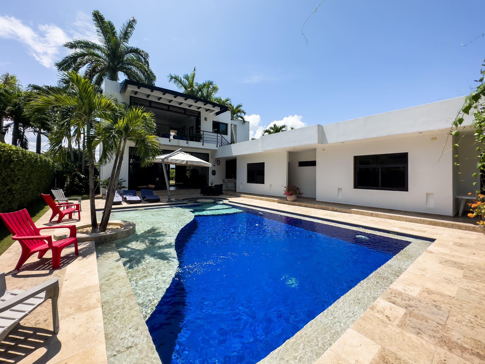 Casa con piscina a la venta, en Lagos del Peñon. (Girardot)