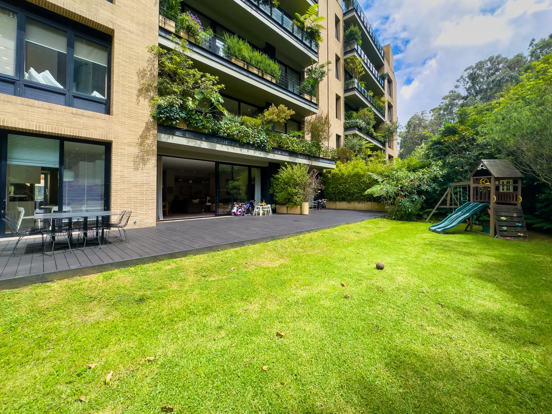 Apartamento en venta con terraza y zona verde, Santa Maria de los cerros.