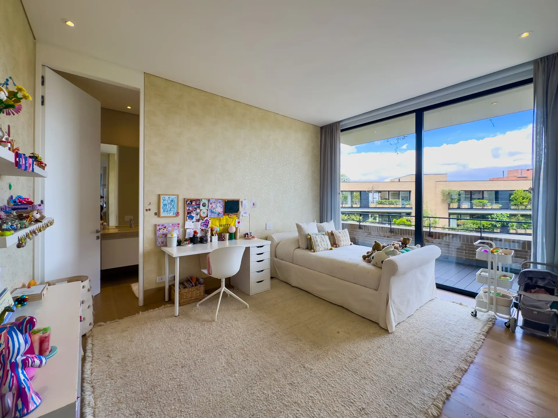 Apartamento en venta con terraza y zona verde, Santa Maria de los cerros.