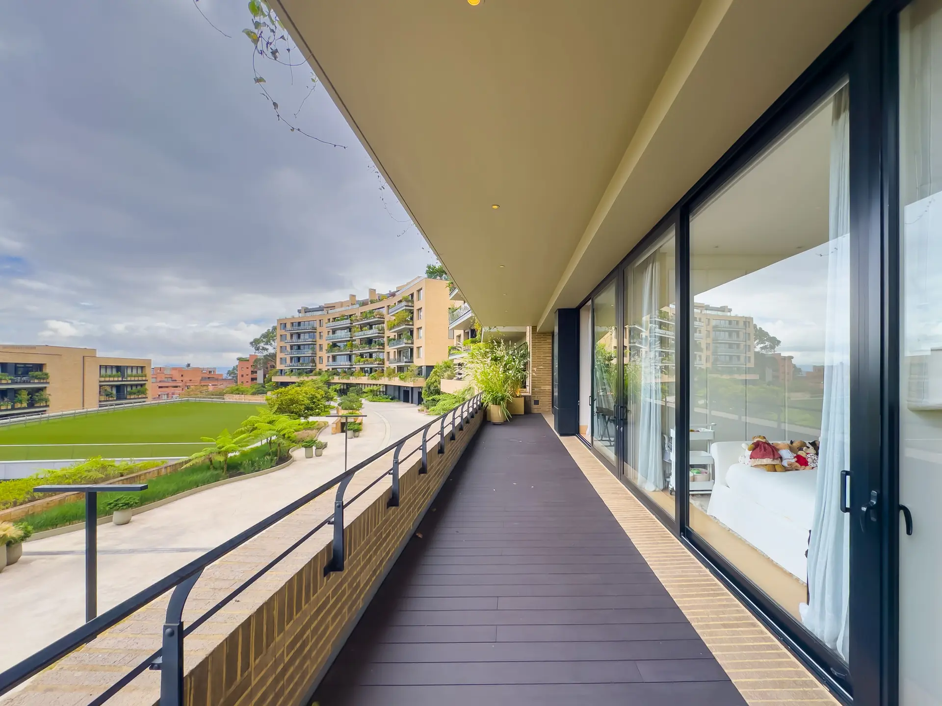 Apartamento en venta con terraza y zona verde, Santa Maria de los cerros.