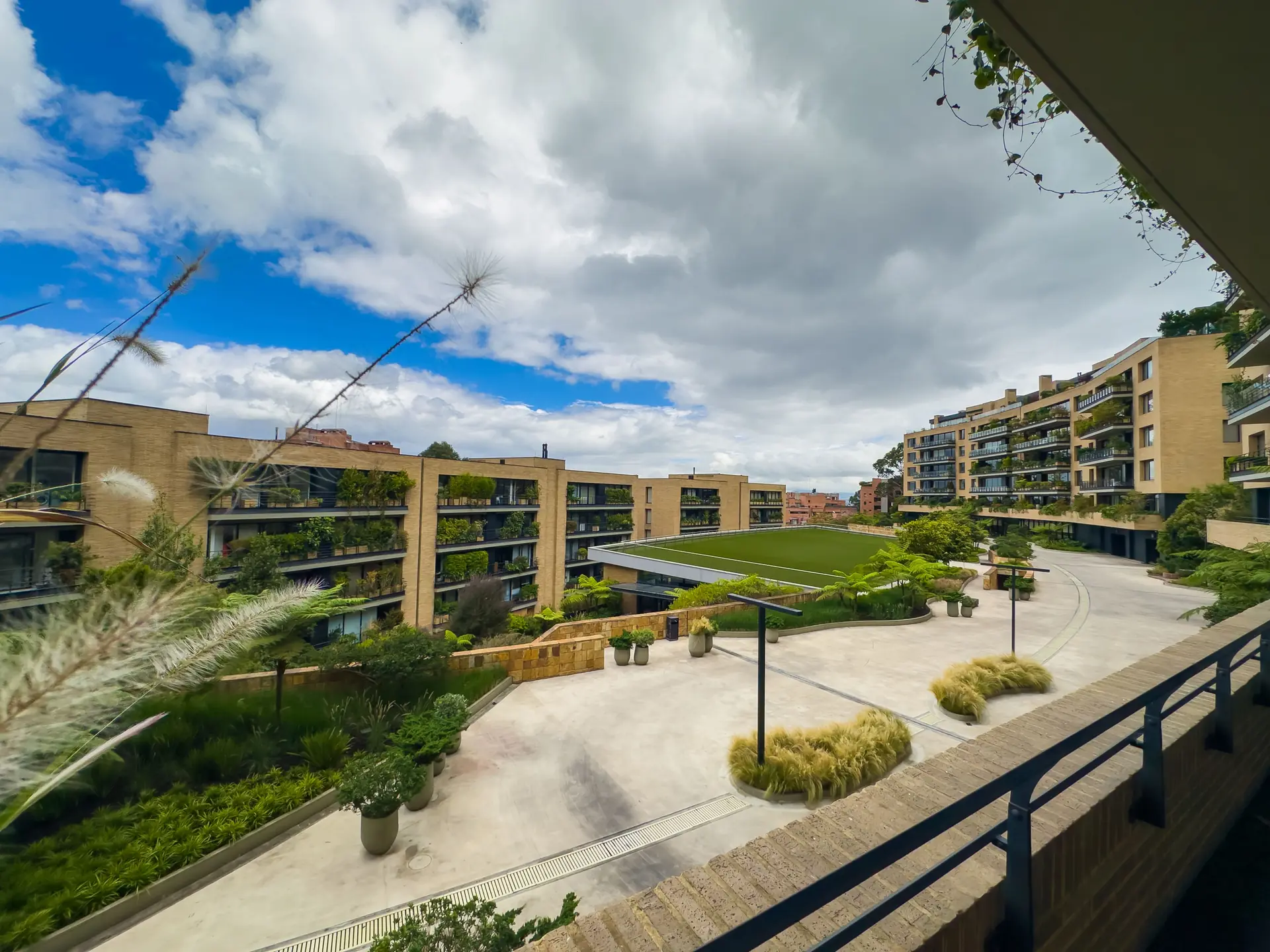 Apartamento en venta con terraza y zona verde, Santa Maria de los cerros.