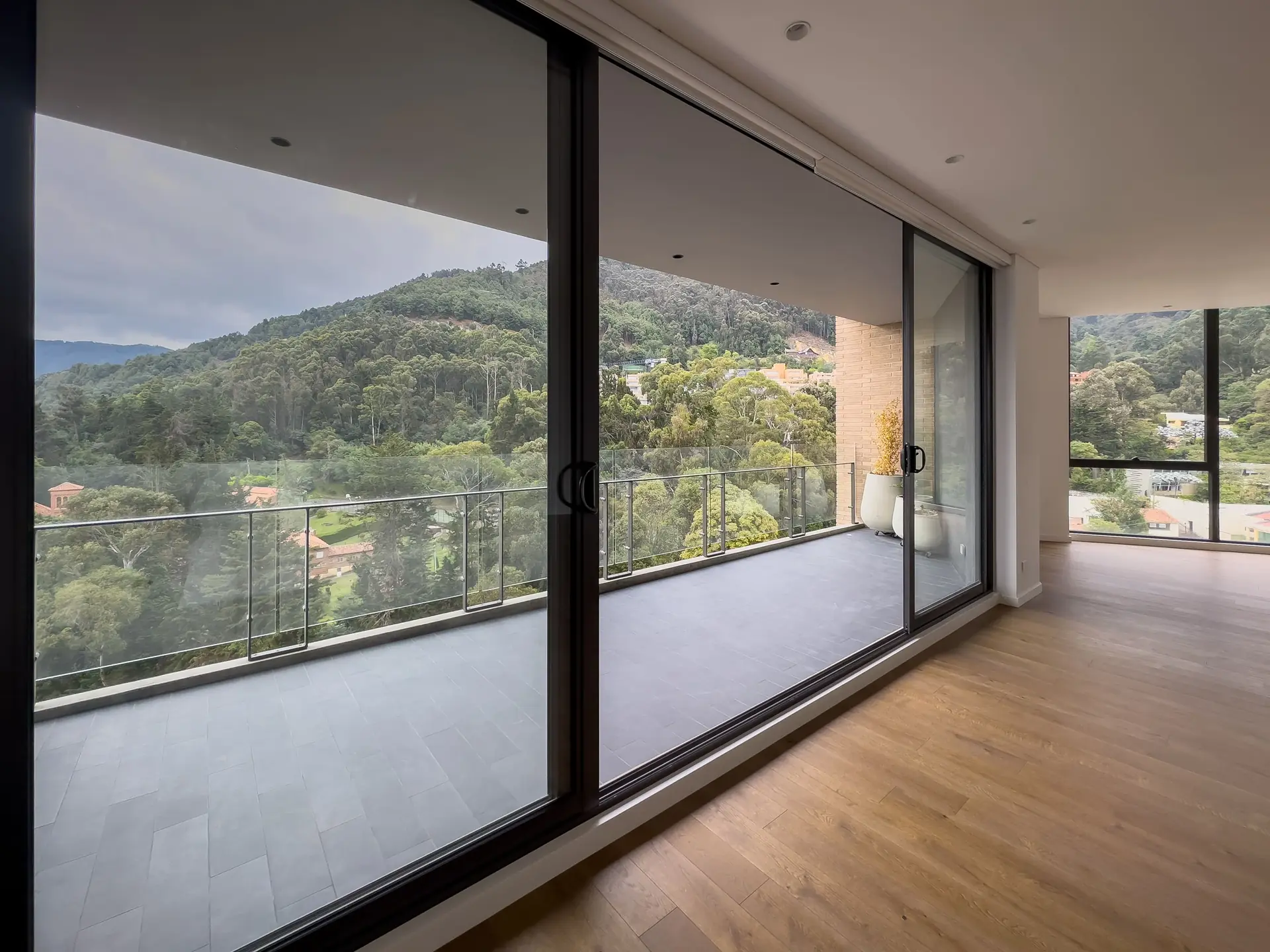 Apartamento con balcón en venta ó arriendo, Chico oriental.