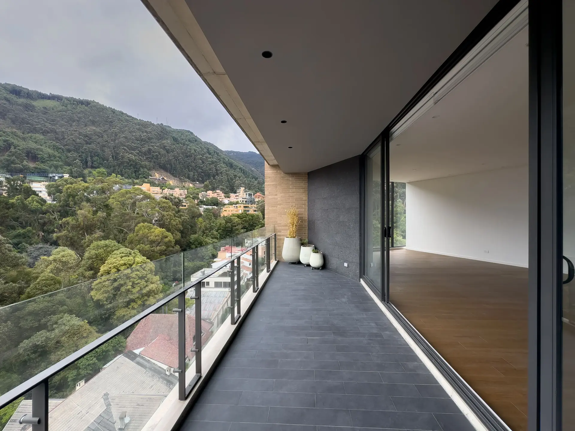 Apartamento con balcón en venta ó arriendo, Chico oriental.