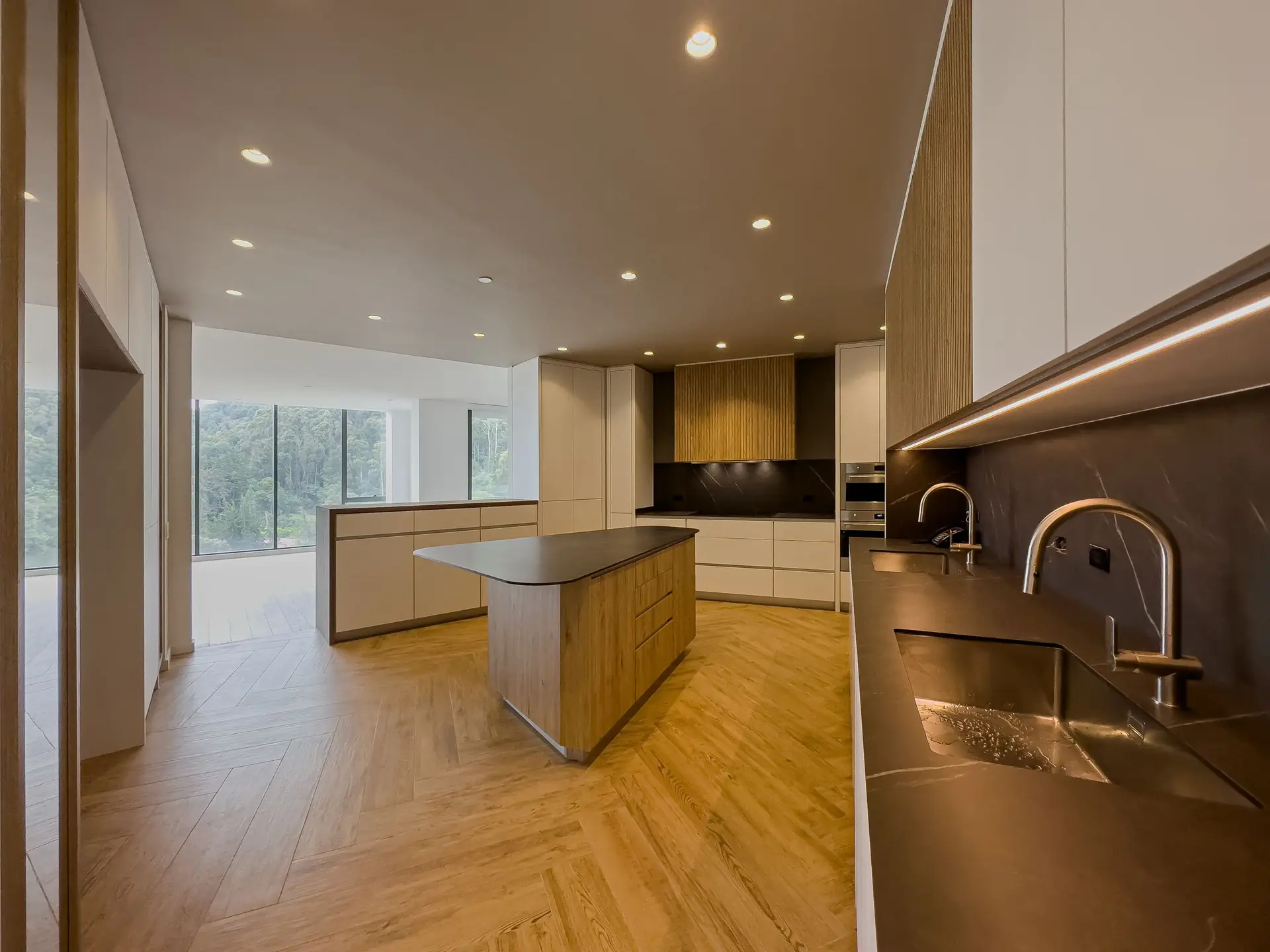 Apartamento con balcón en venta ó arriendo, Chico oriental.