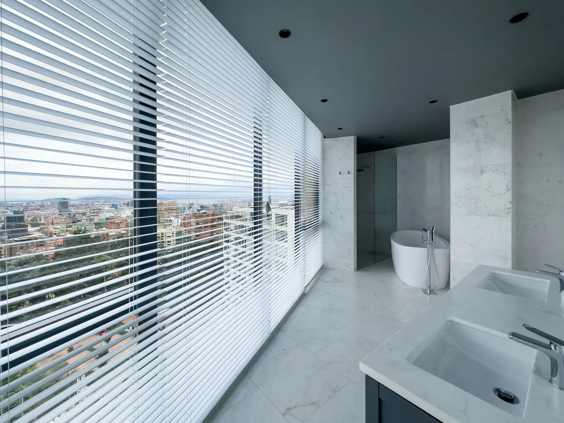 Apartamento con balcón en venta ó arriendo, Chico oriental.