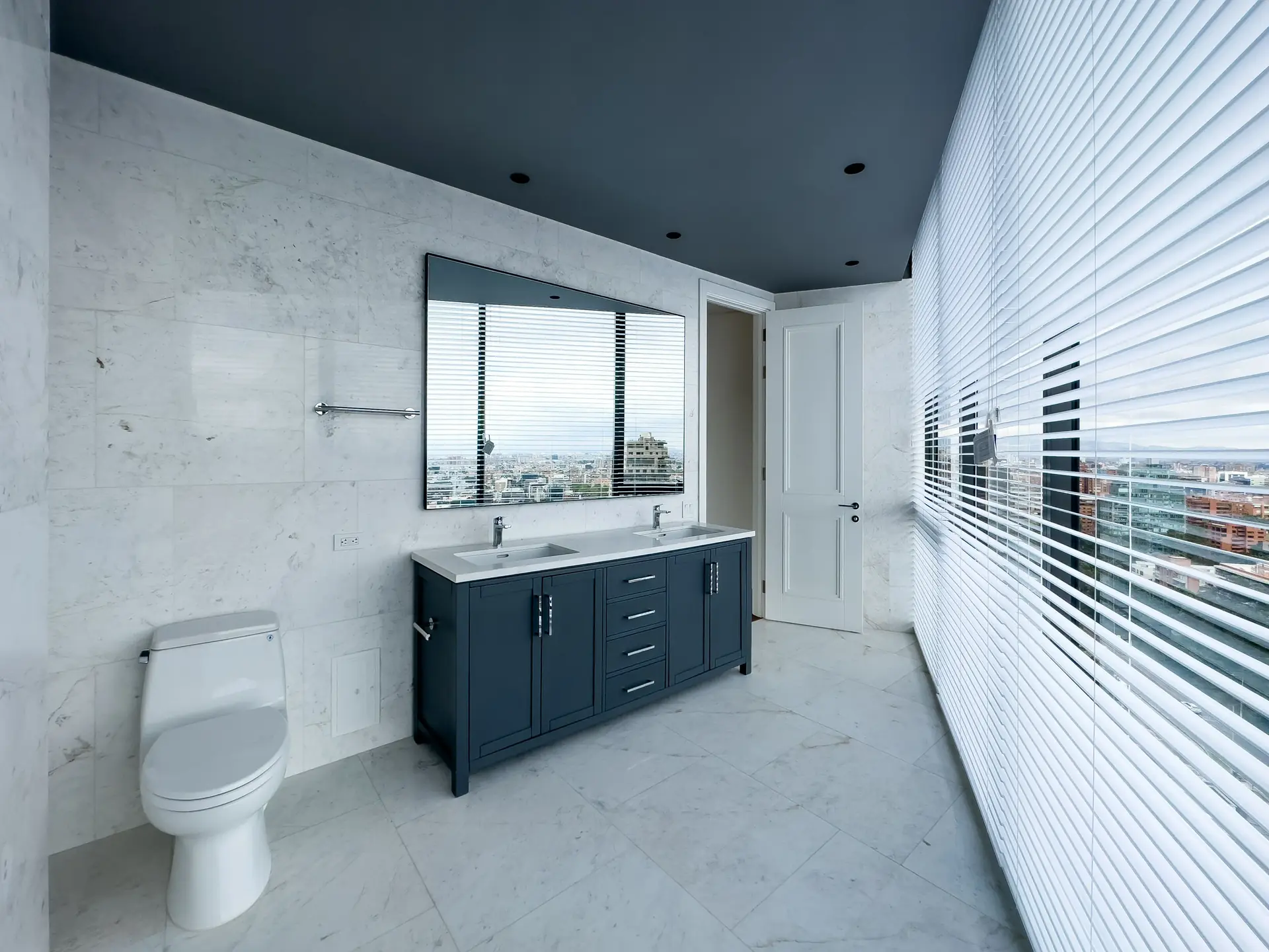 Apartamento con balcón en venta ó arriendo, Chico oriental.