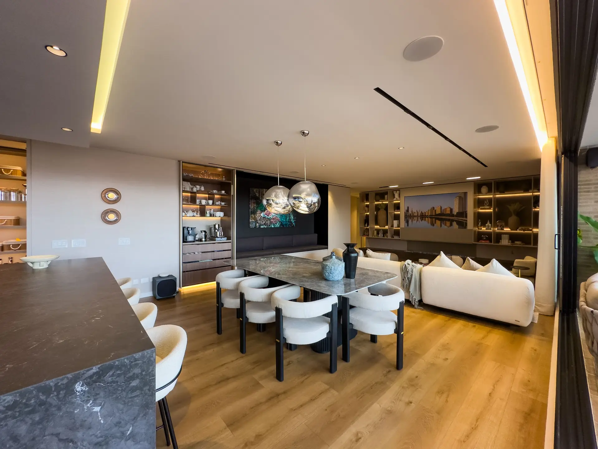 Apartamento con terraza y balcón en venta, Chico Navarra.