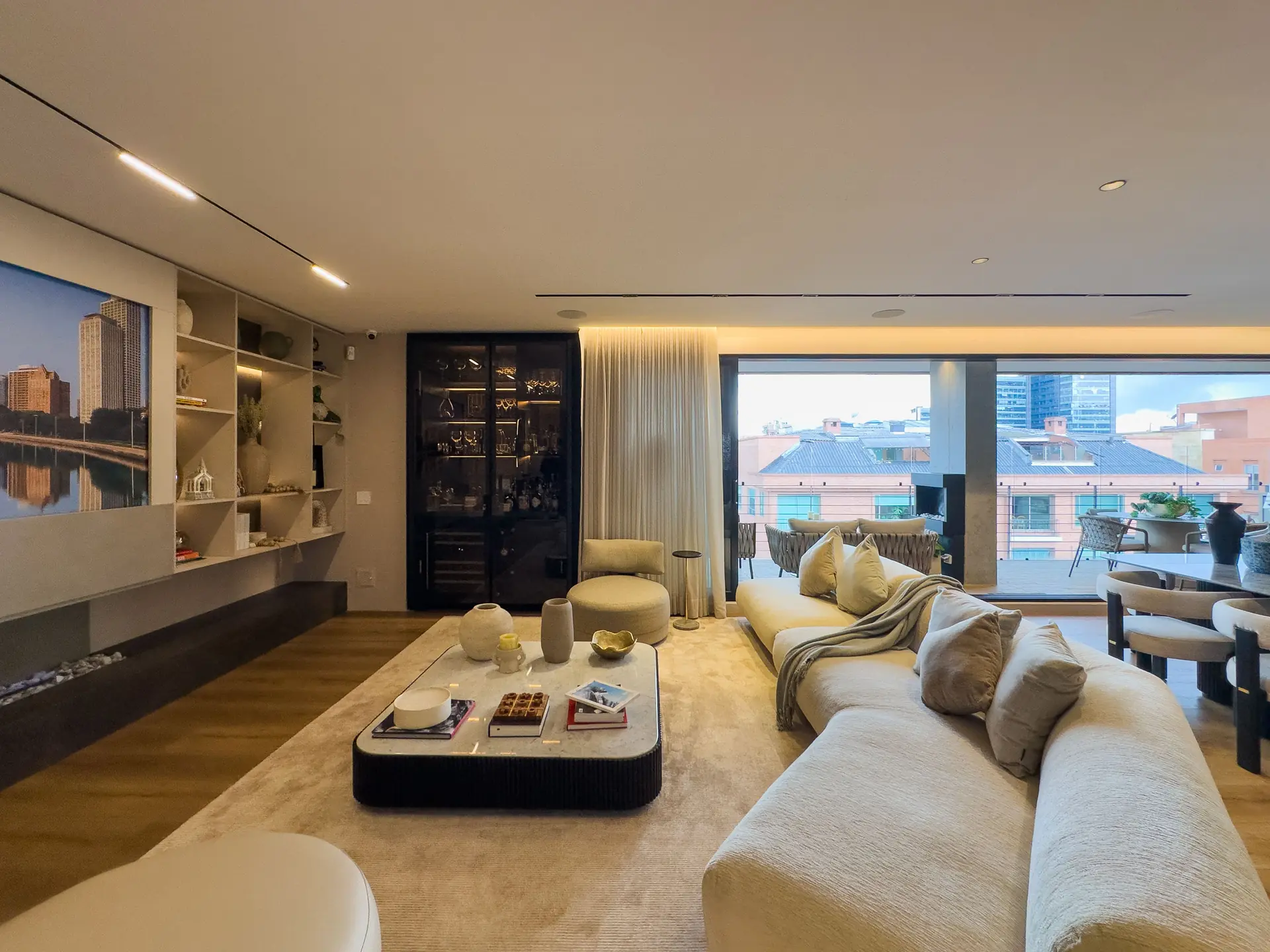 Apartamento con terraza y balcón en venta, Chico Navarra.