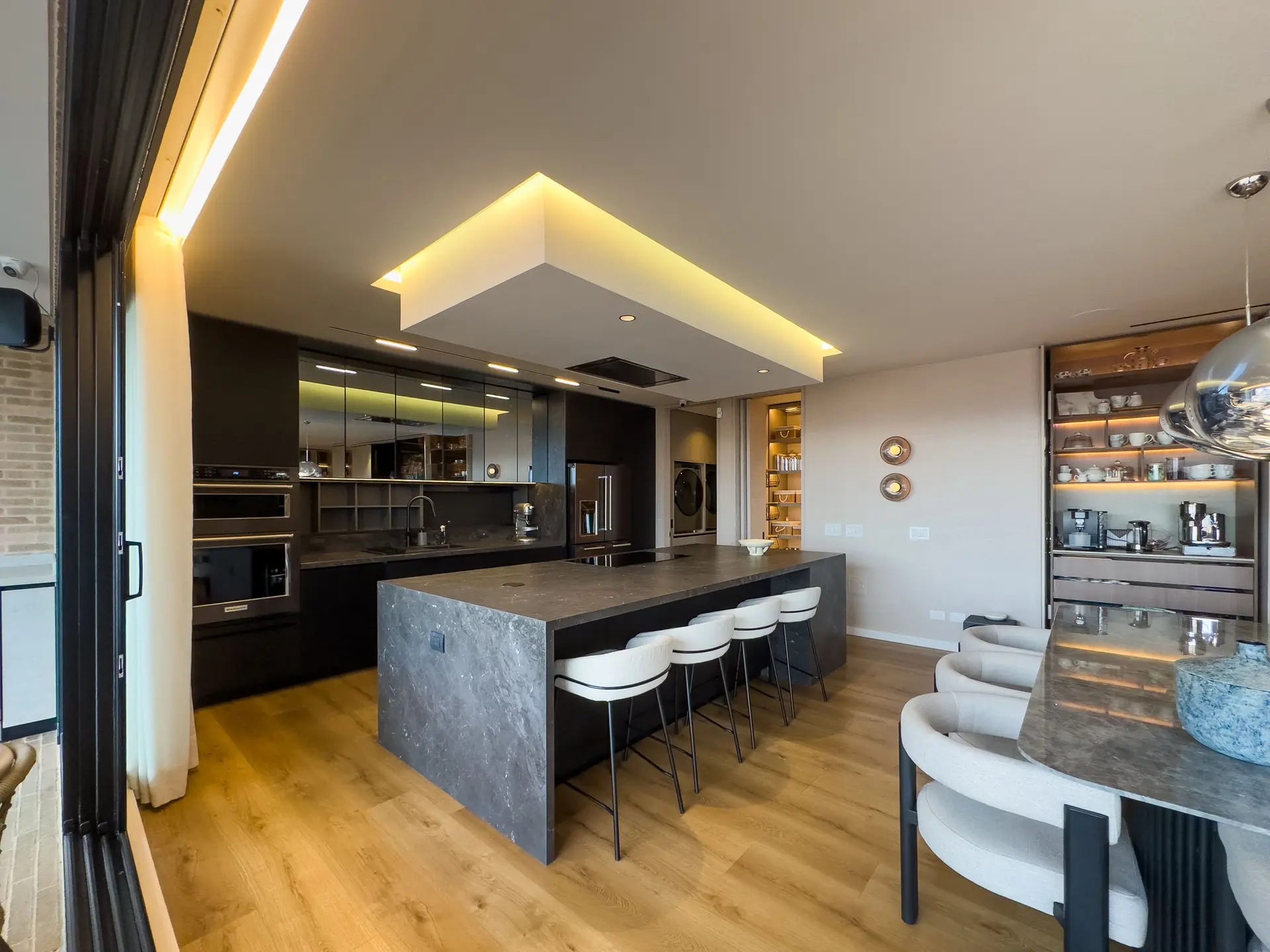 Apartamento con terraza y balcón en venta, Chico Navarra.