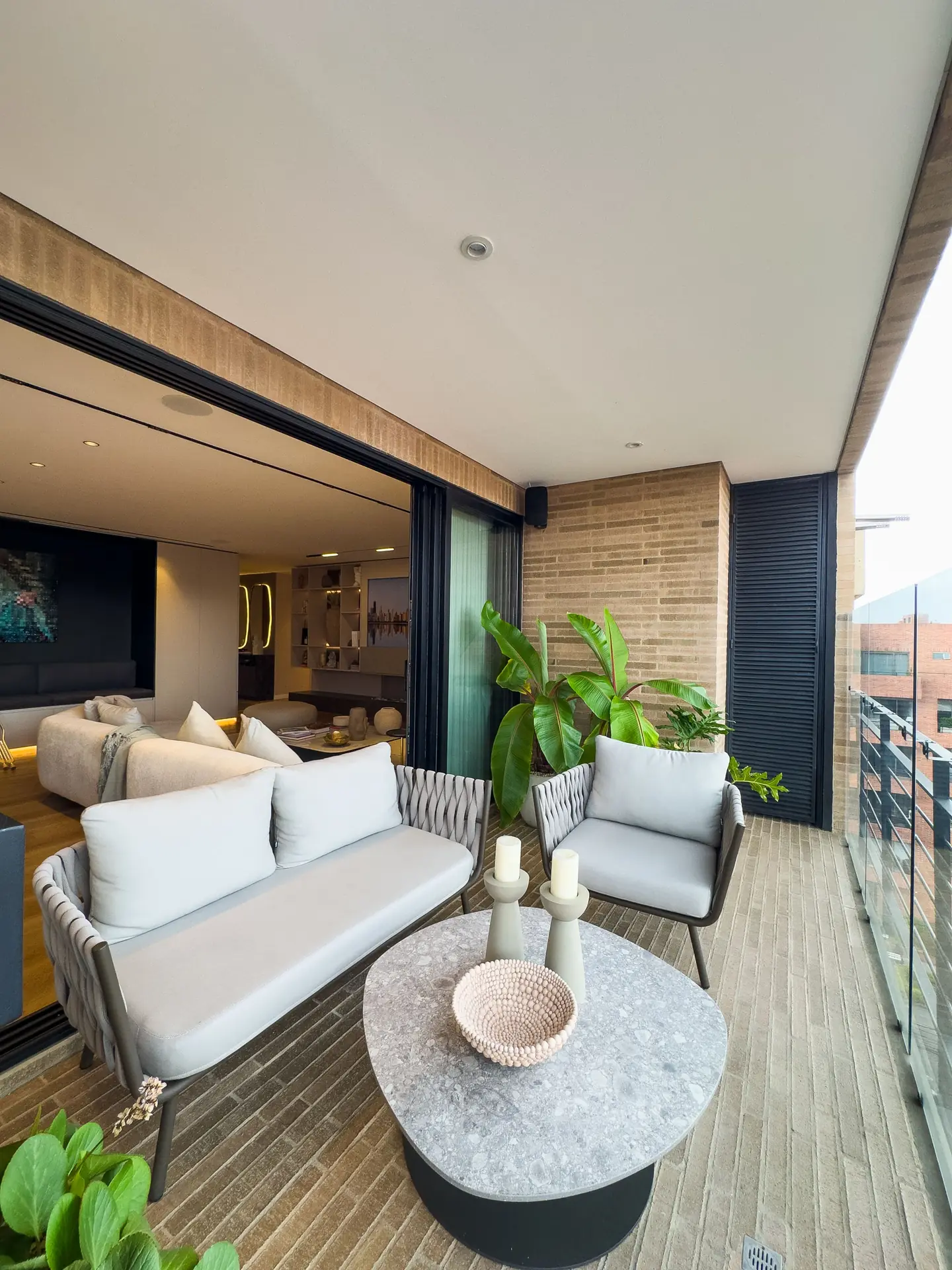 Apartamento con terraza y balcón en venta, Chico Navarra.