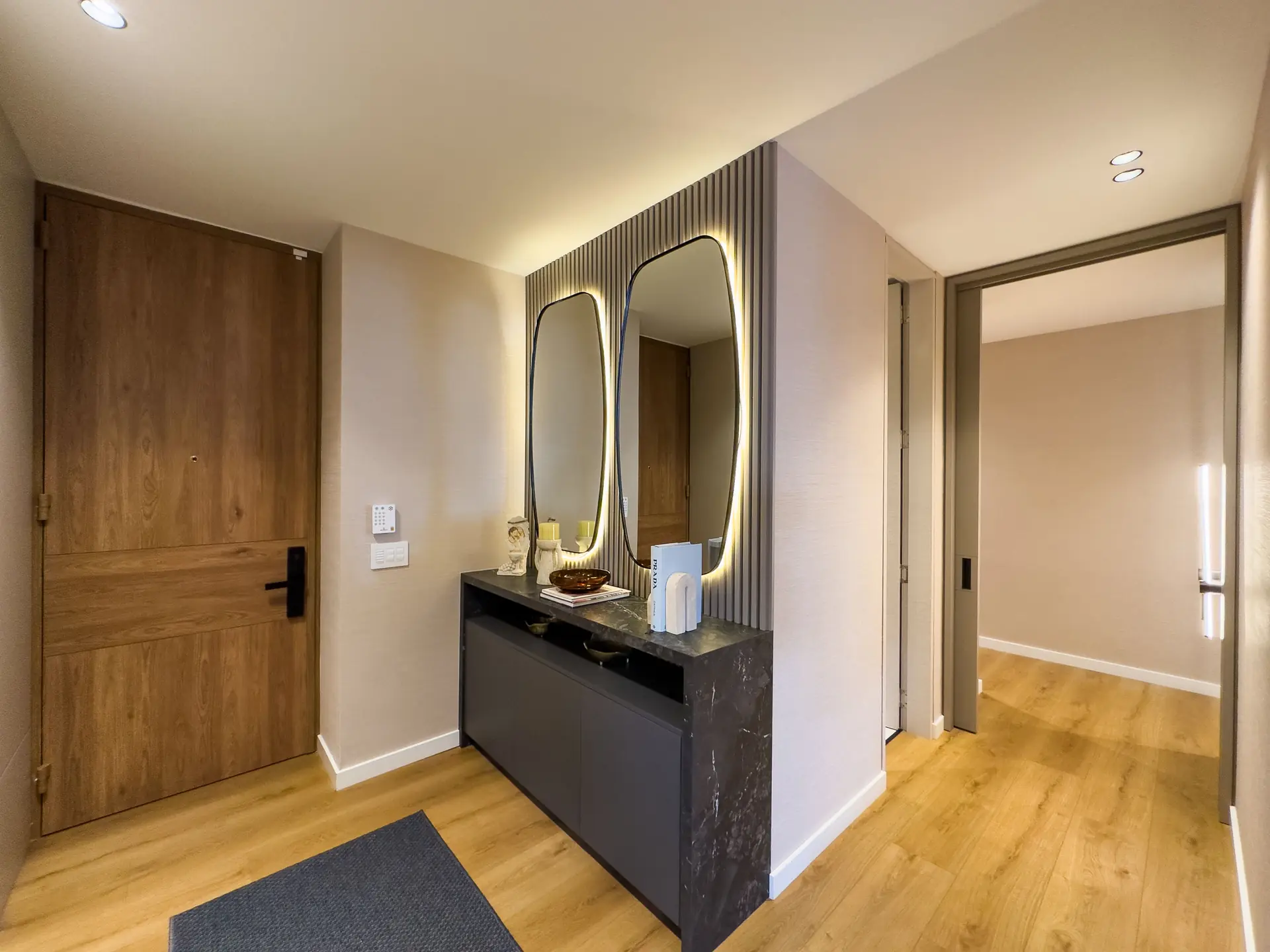 Apartamento con terraza y balcón en venta, Chico Navarra.
