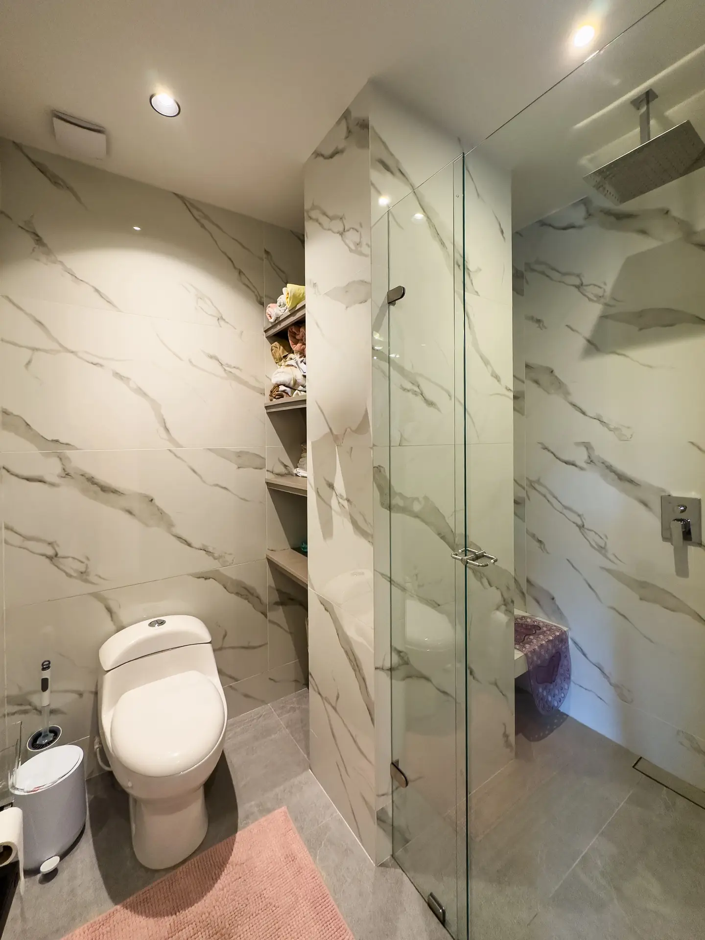Apartamento con terraza y balcón en venta, Chico Navarra.