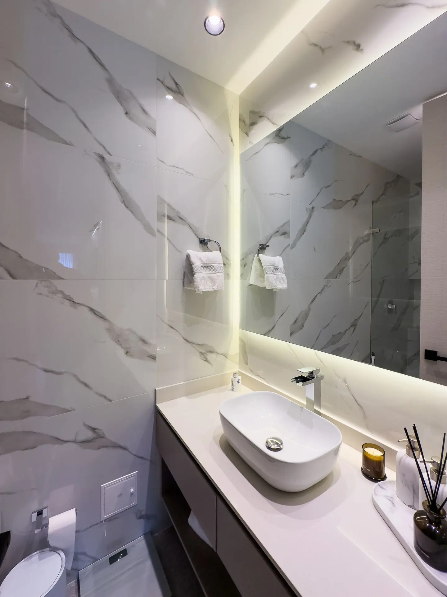 Apartamento con terraza y balcón en venta, Chico Navarra.