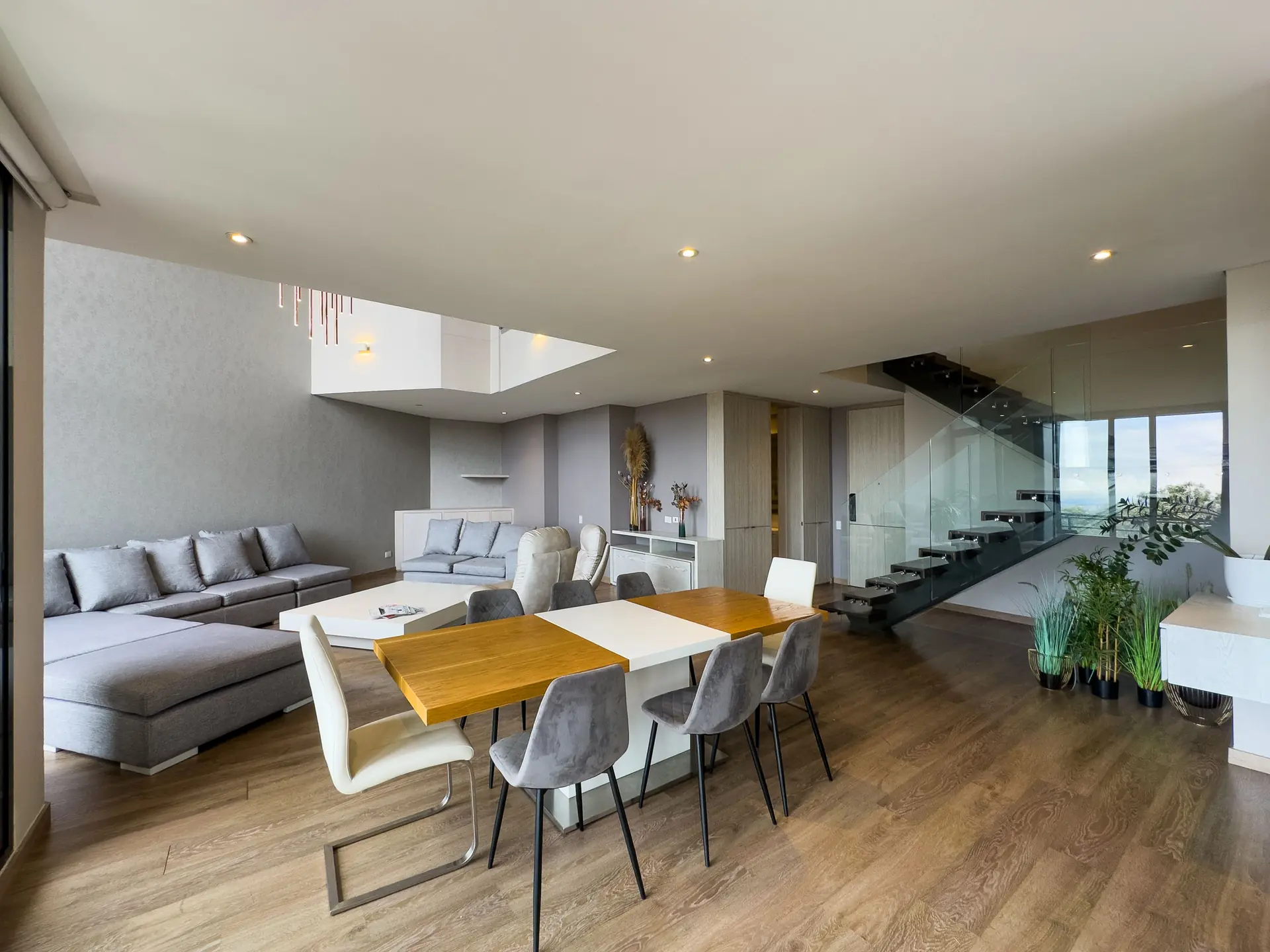 Apartamento dúplex con balcón en venta, Rosales.