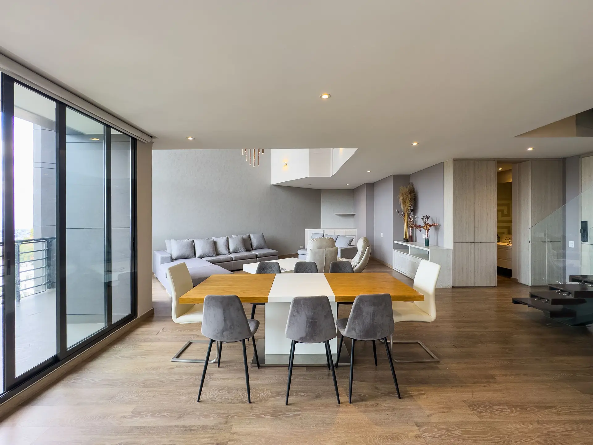 Apartamento dúplex con balcón en venta, Rosales.