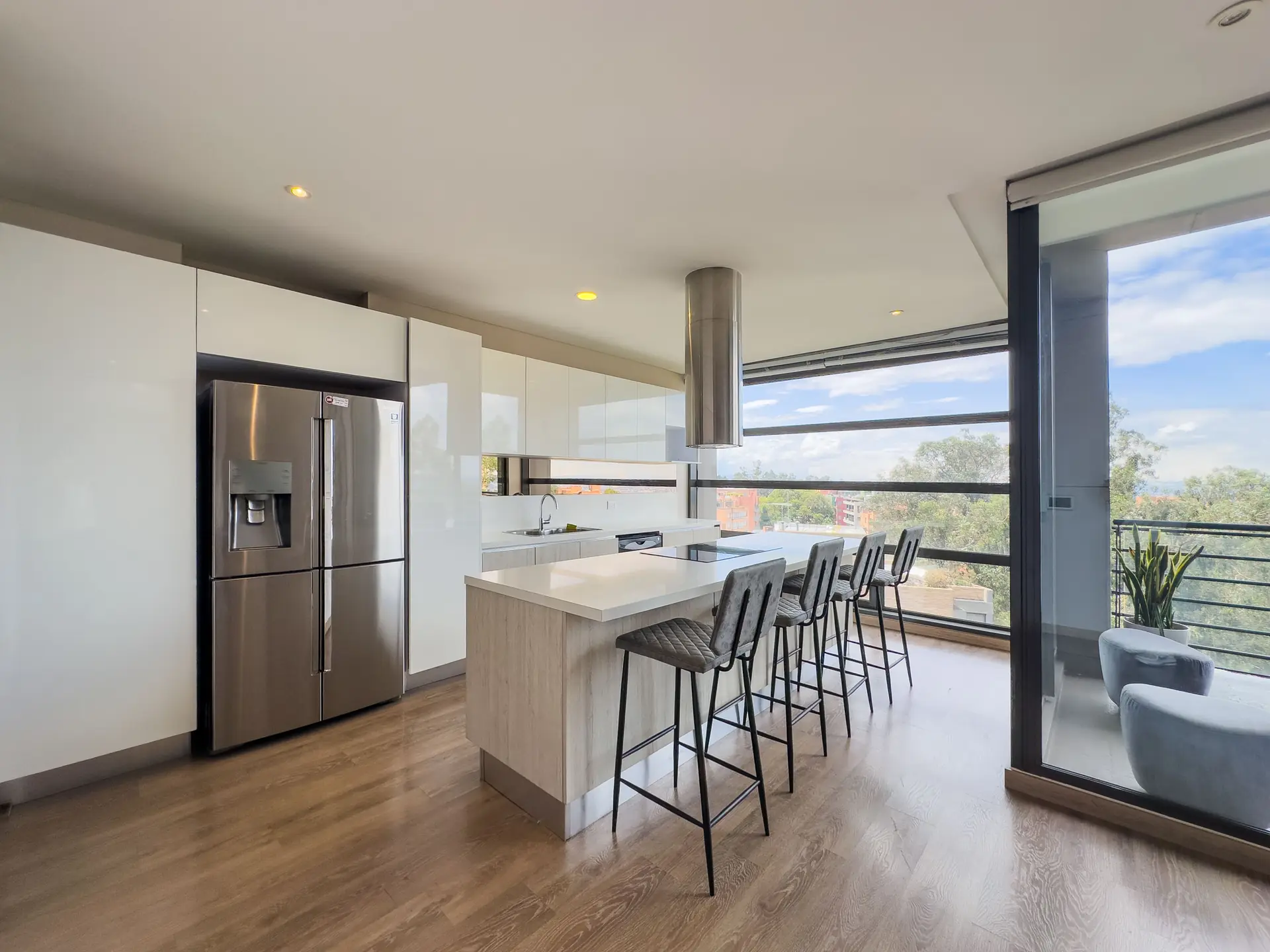 Apartamento dúplex con balcón en venta, Rosales.
