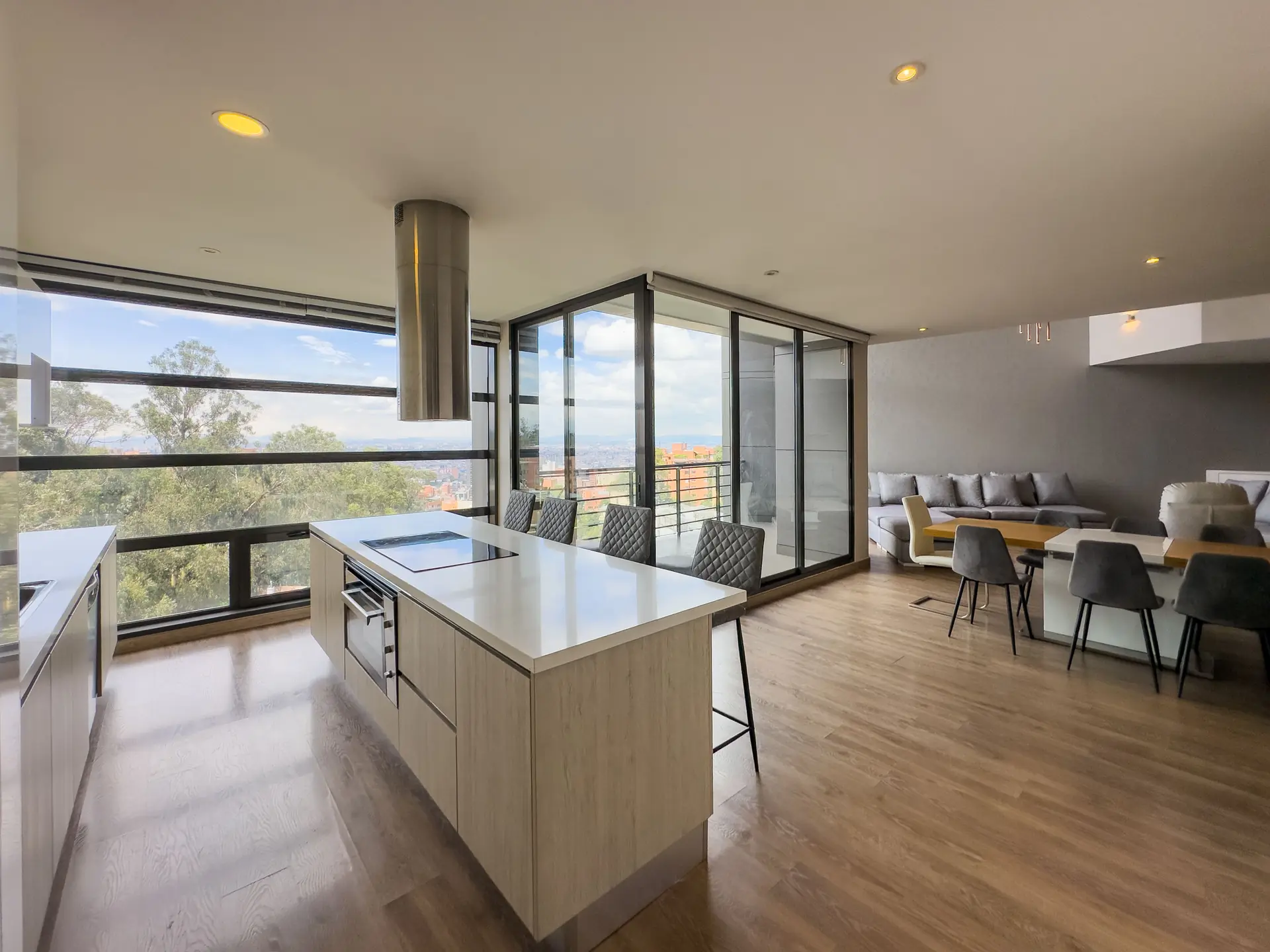 Apartamento dúplex con balcón en venta, Rosales.