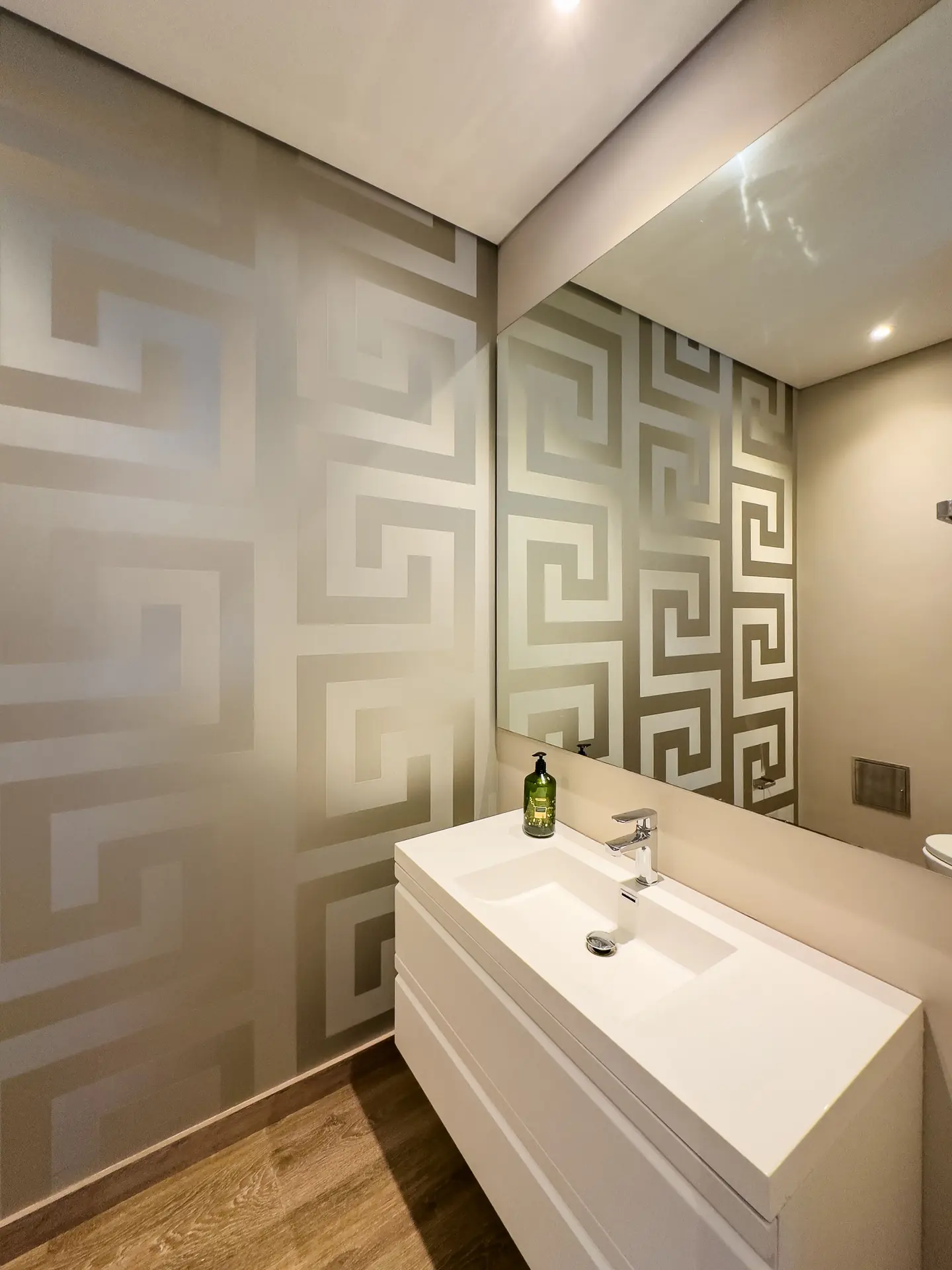 Apartamento dúplex con balcón en venta, Rosales.