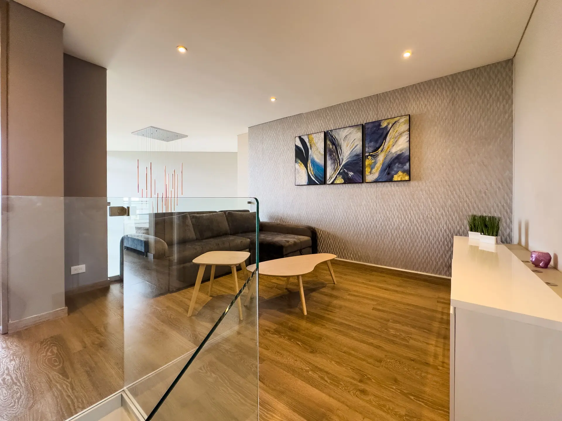 Apartamento dúplex con balcón en venta, Rosales.