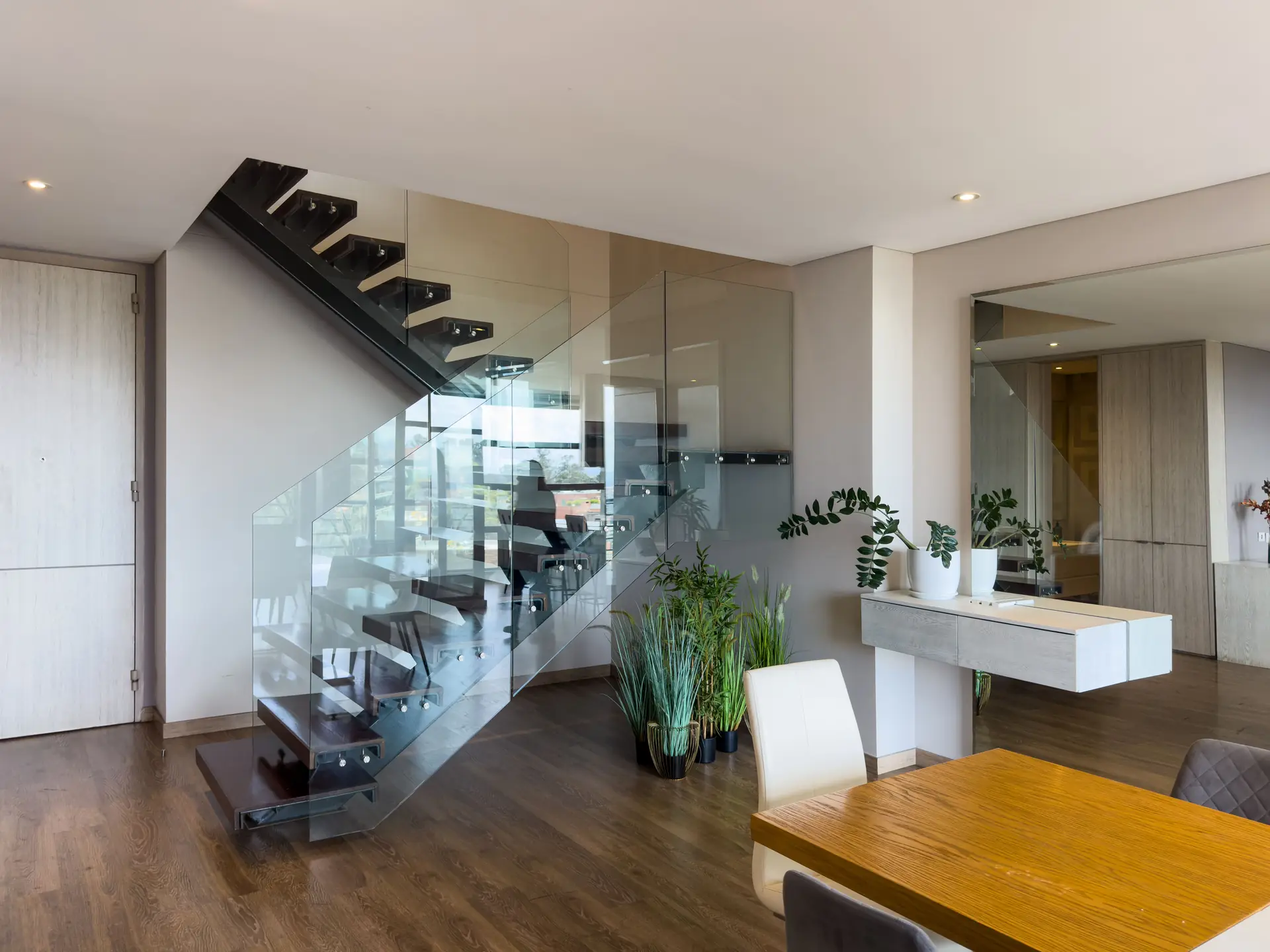 Apartamento dúplex con balcón en venta, Rosales.