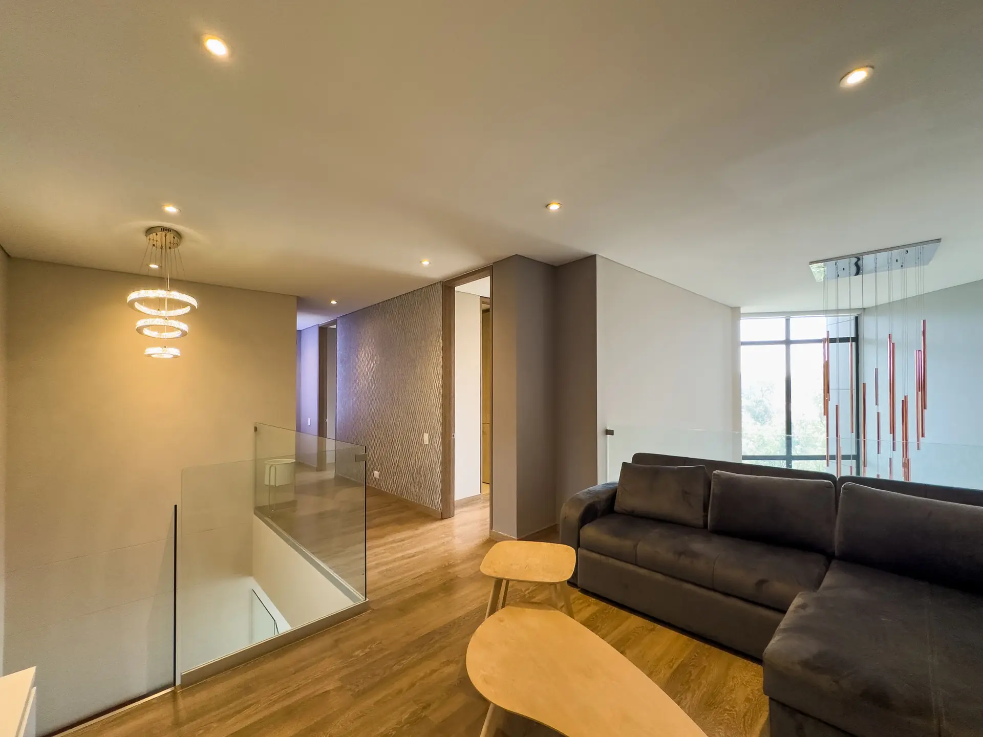 Apartamento dúplex con balcón en venta, Rosales.