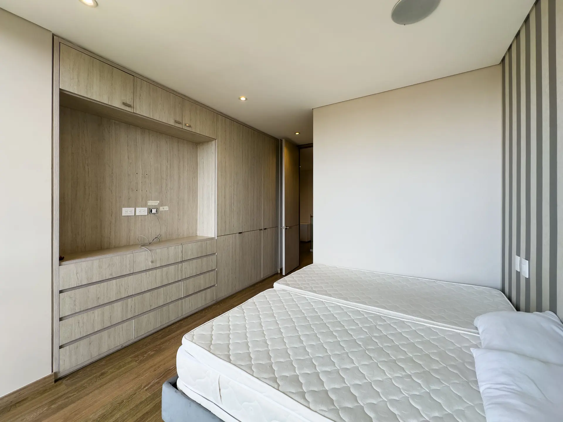 Apartamento dúplex con balcón en venta, Rosales.