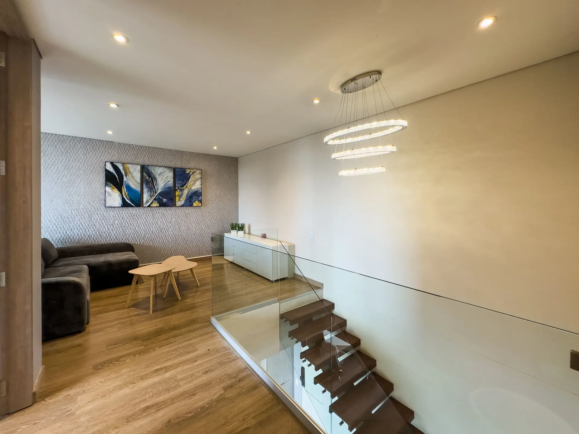 Apartamento dúplex con balcón en venta, Rosales.