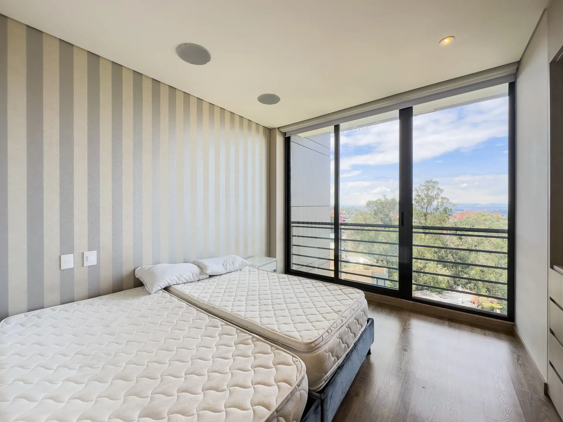 Apartamento dúplex con balcón en venta, Rosales.