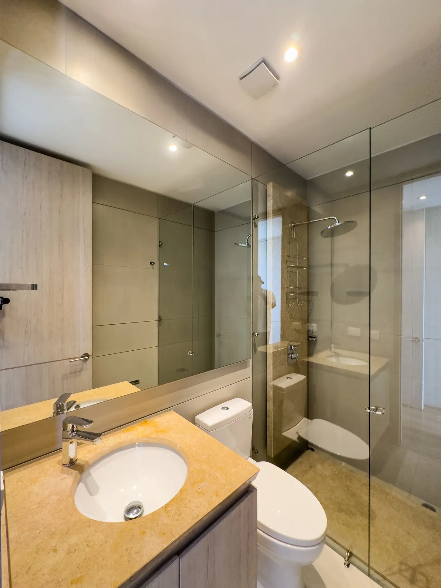 Apartamento dúplex con balcón en venta, Rosales.