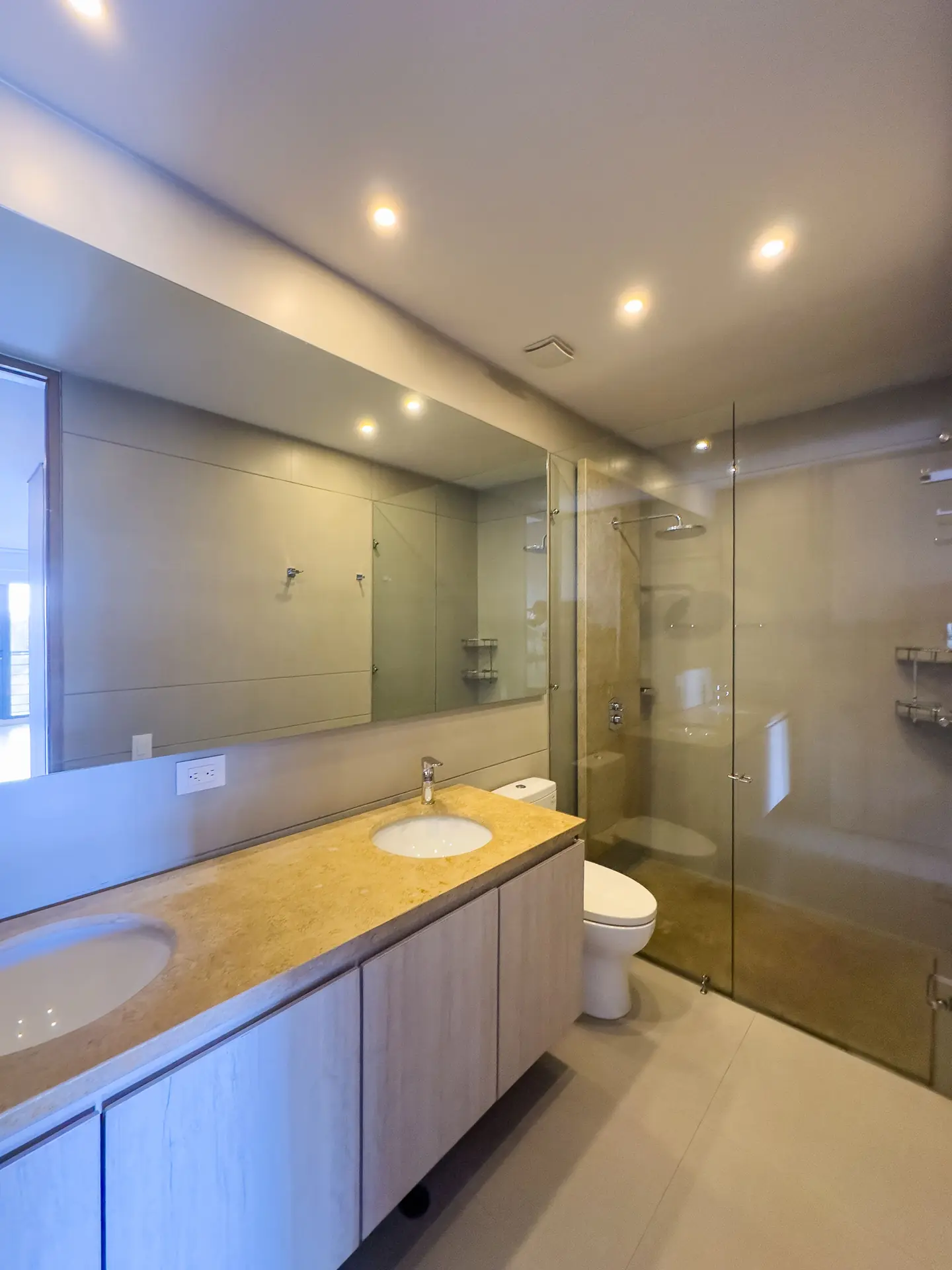 Apartamento dúplex con balcón en venta, Rosales.
