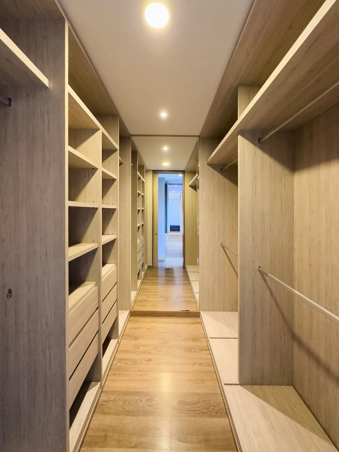 Apartamento dúplex con balcón en venta, Rosales.