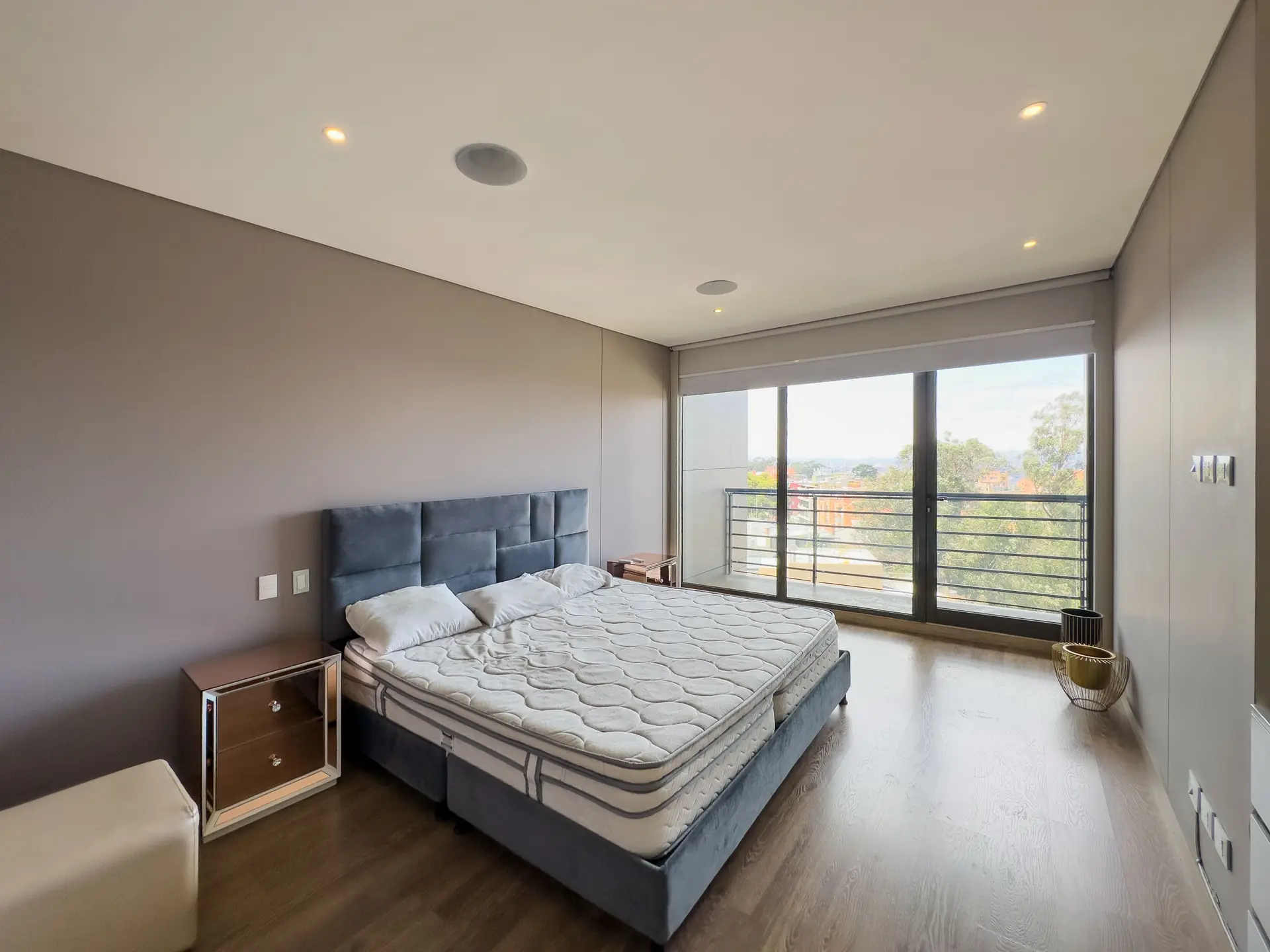 Apartamento dúplex con balcón en venta, Rosales.