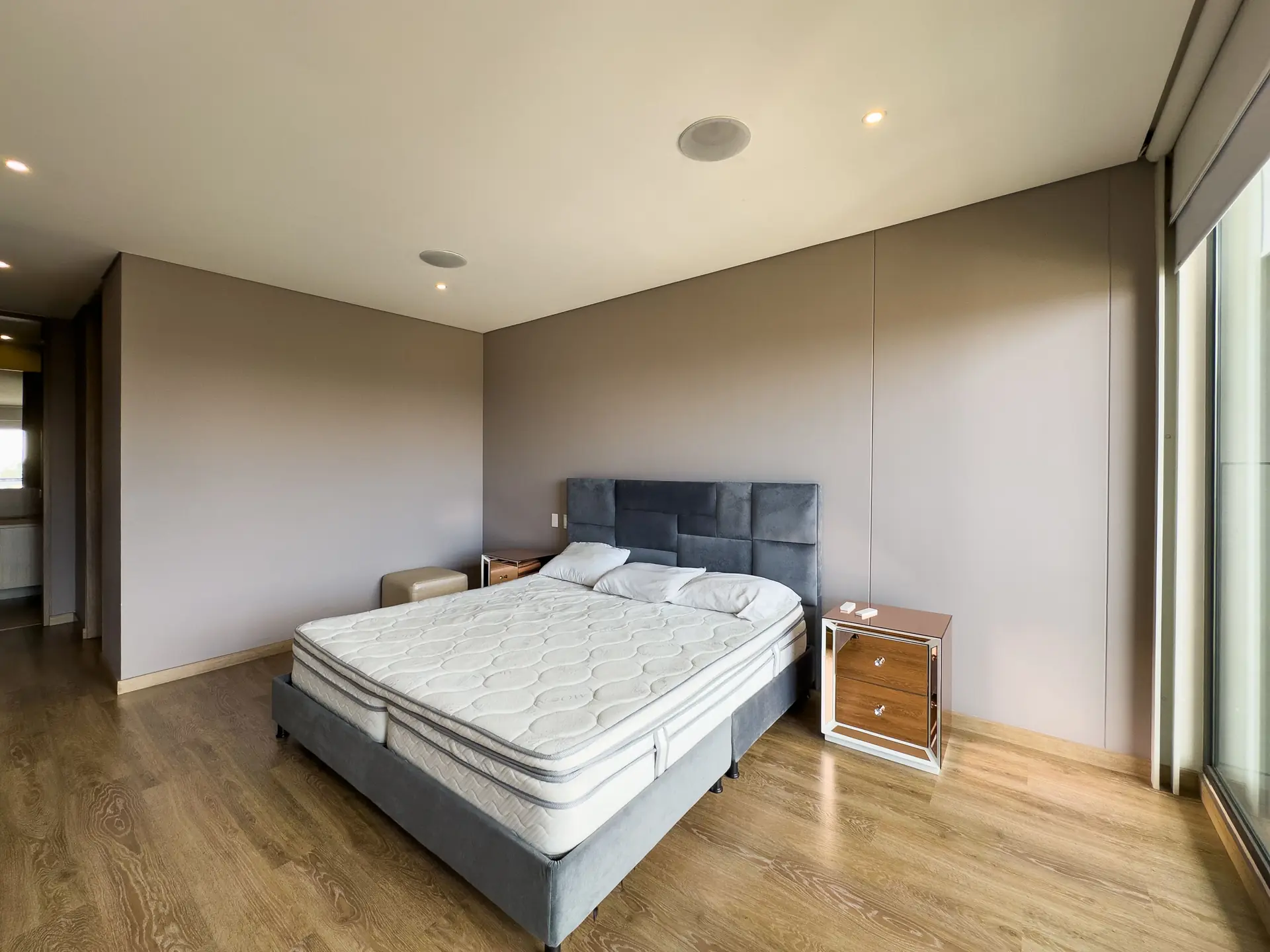 Apartamento dúplex con balcón en venta, Rosales.