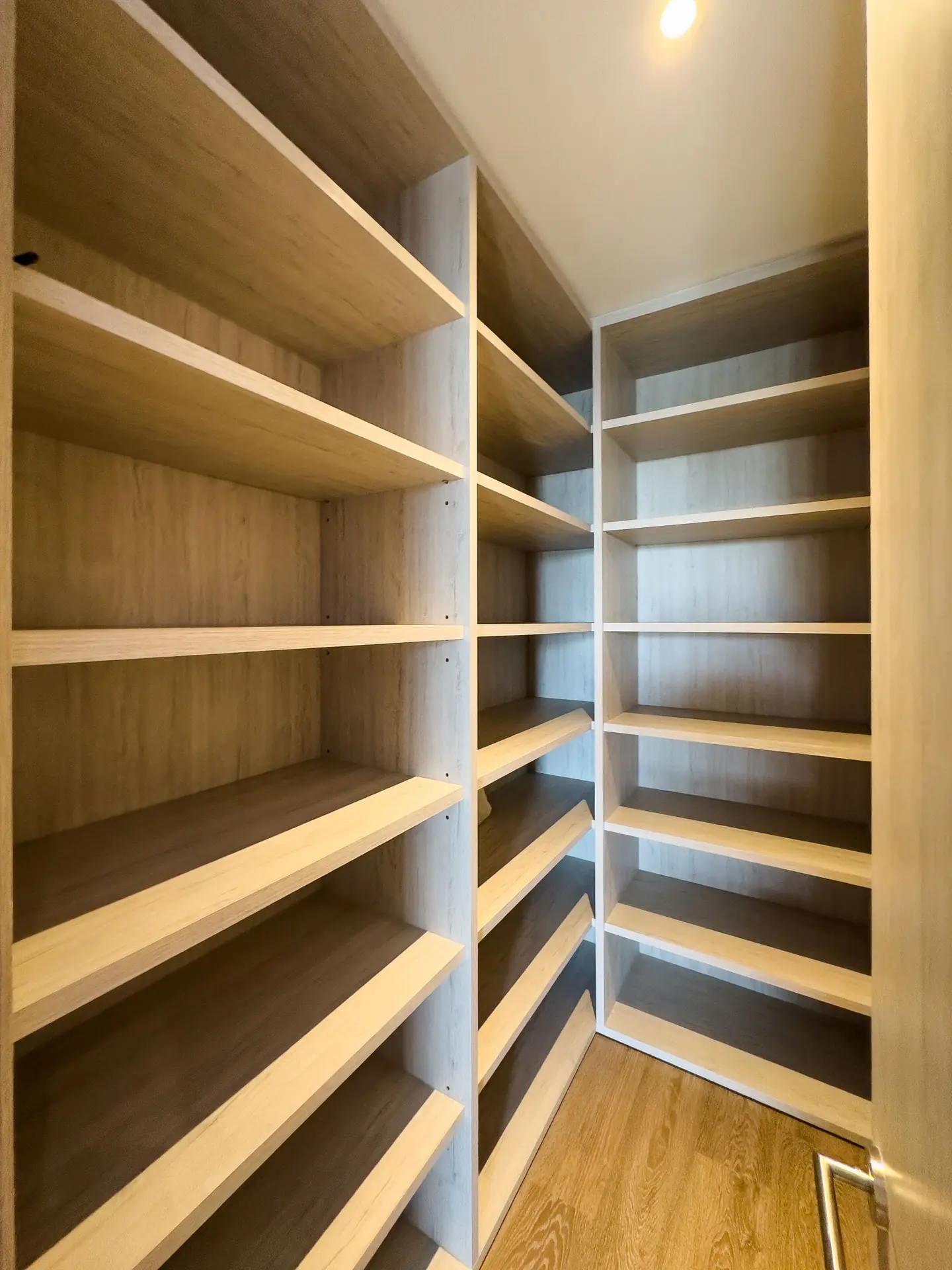 Apartamento dúplex con balcón en venta, Rosales.