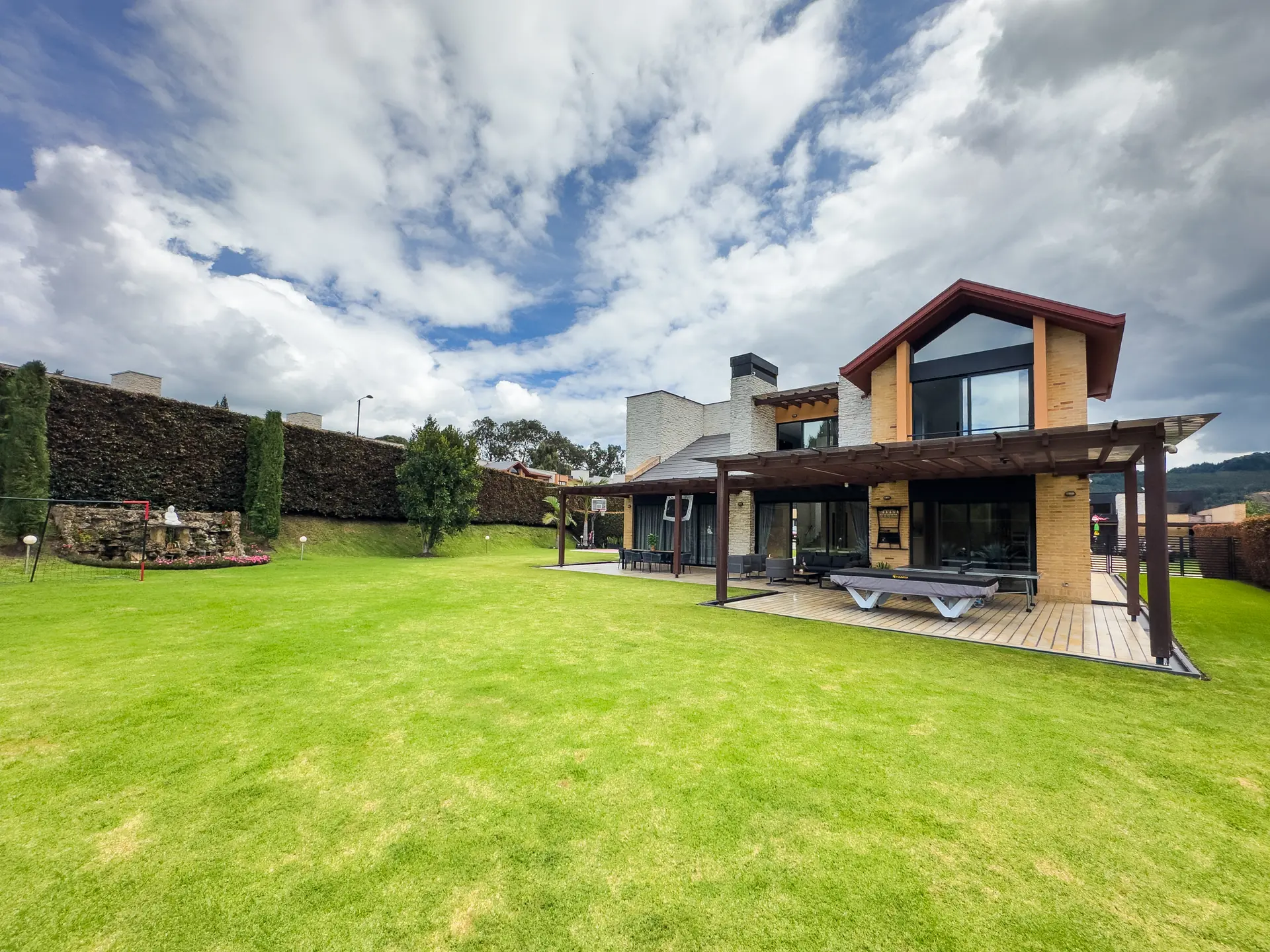 Casa con jardín y terraza a la venta, en Hato Grande