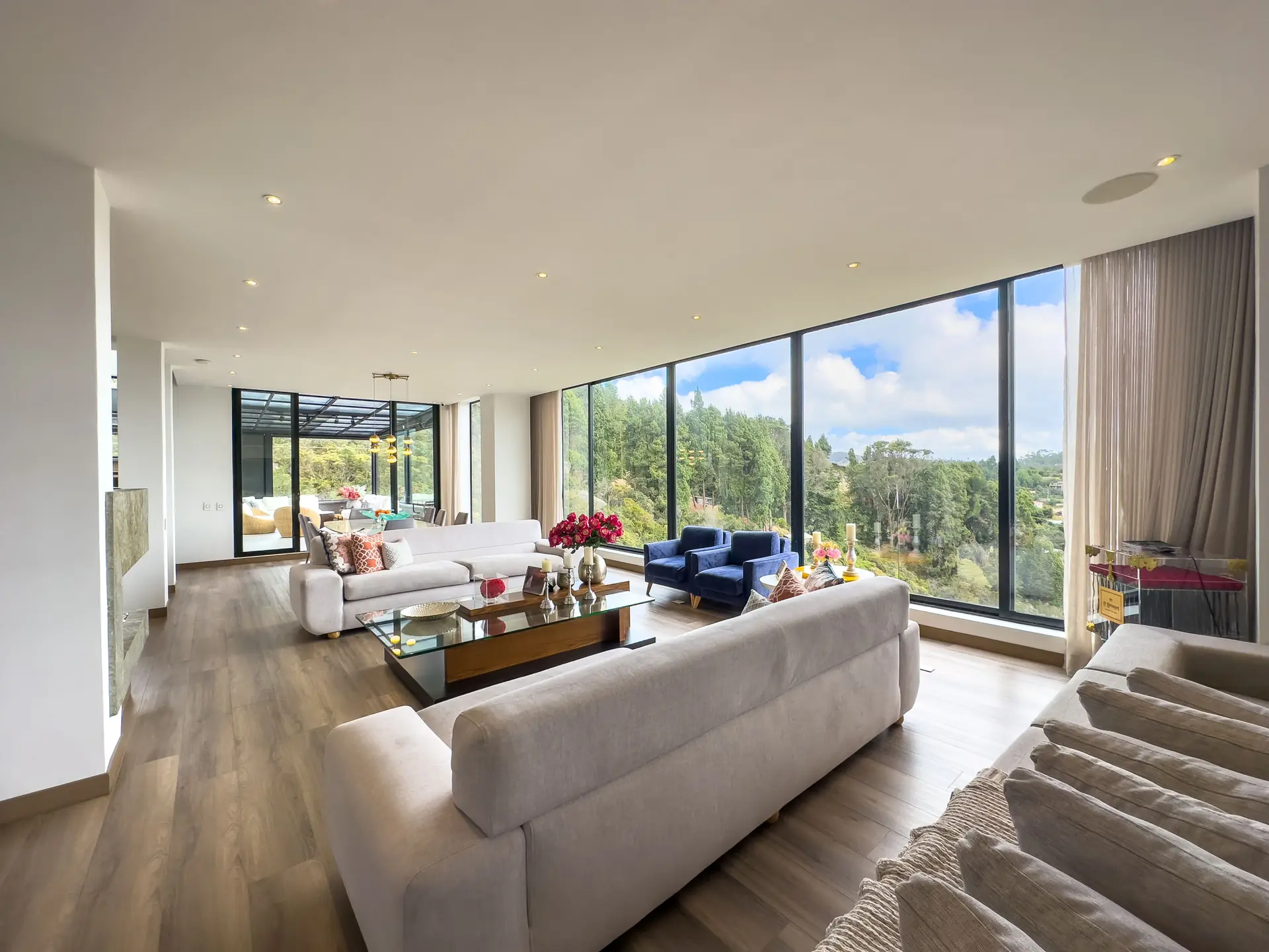 Casa con terraza y piscina en arriendo, en la Calera (Prados del Este)