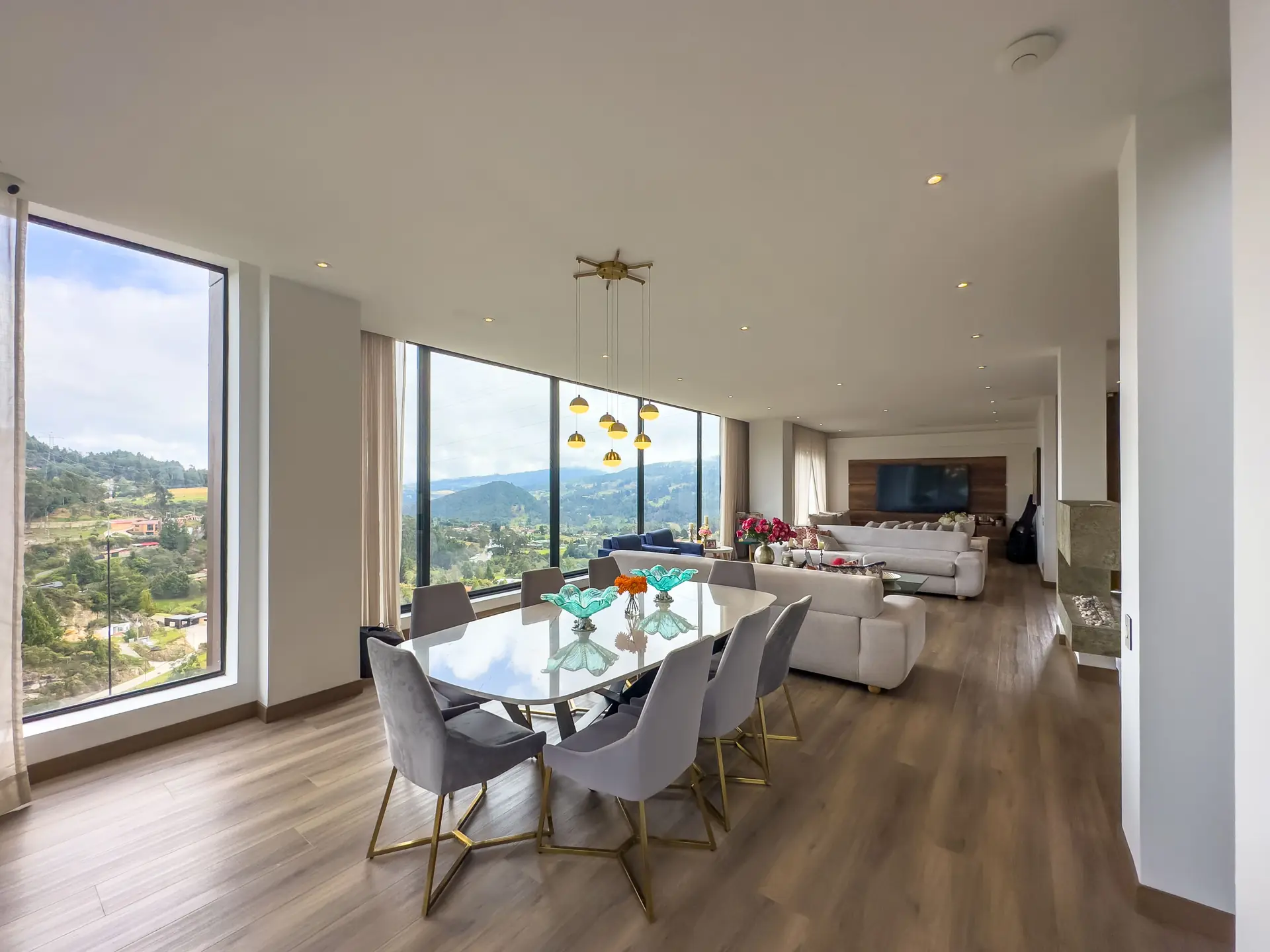 Casa con terraza y piscina en arriendo, en la Calera (Prados del Este)