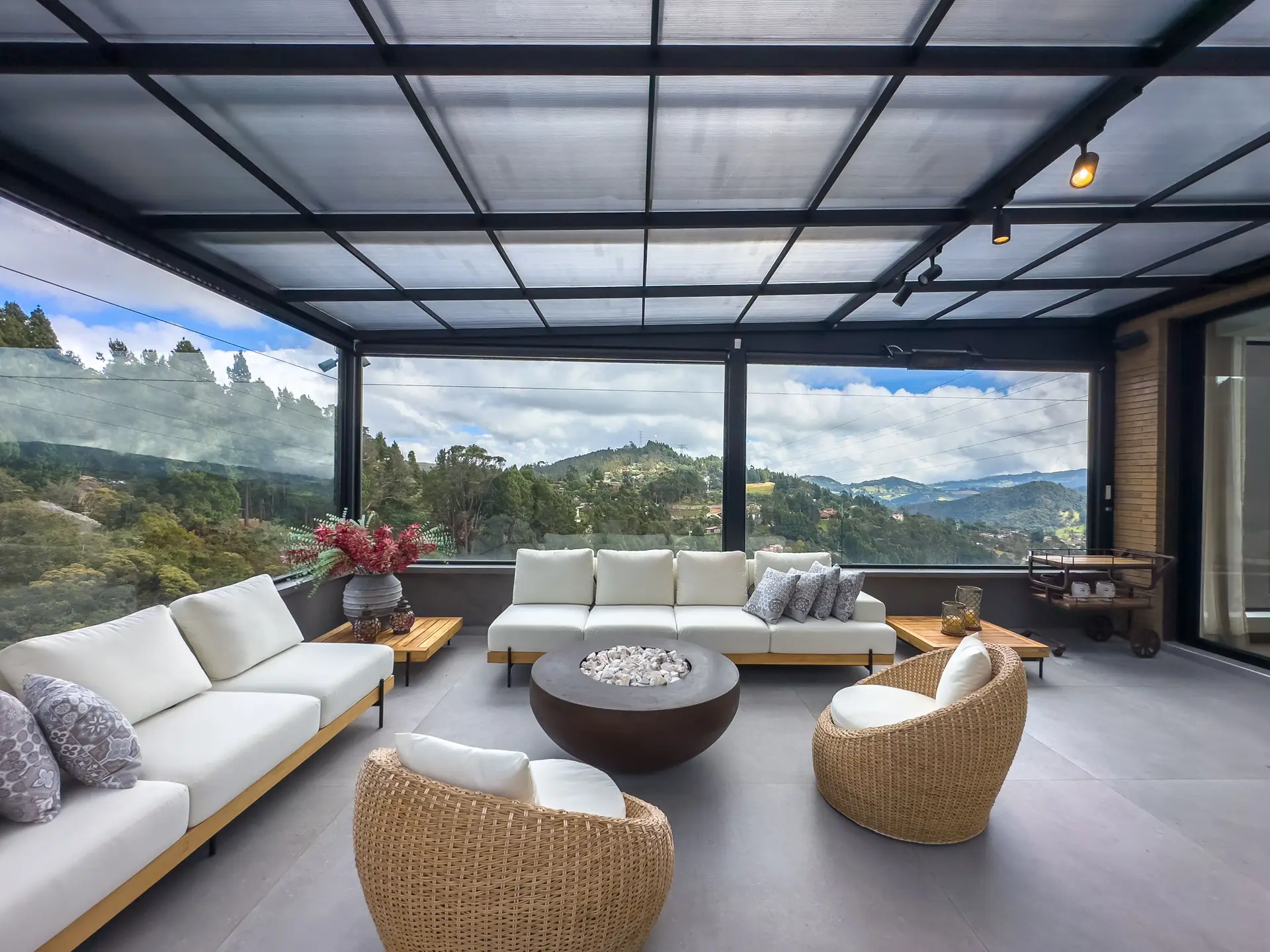Casa con terraza y piscina en arriendo, en la Calera (Prados del Este)