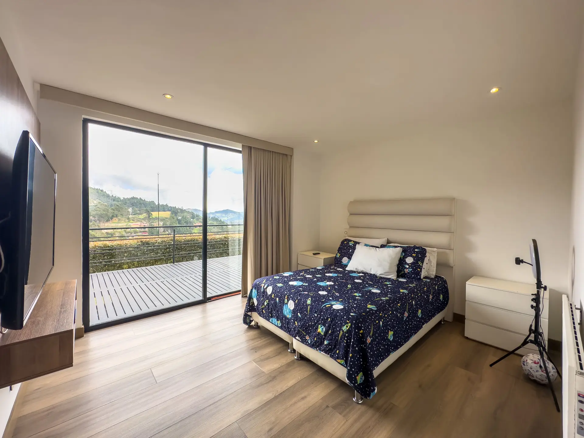 Casa con terraza y piscina en arriendo, en la Calera (Prados del Este)