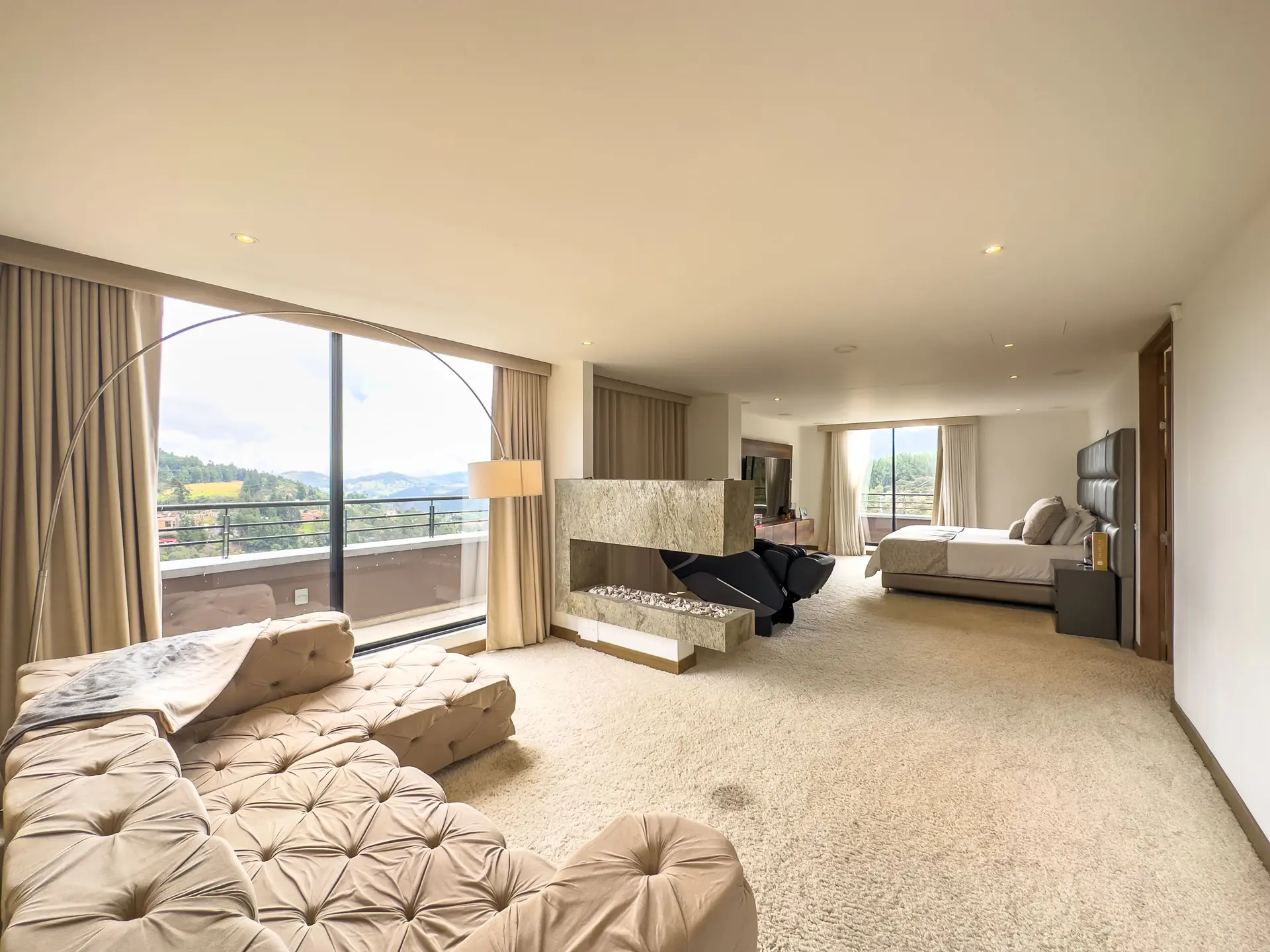 Casa con terraza y piscina en arriendo, en la Calera (Prados del Este)