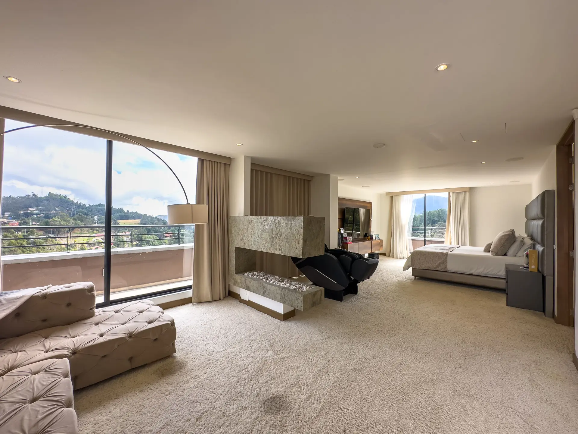 Casa con terraza y piscina en arriendo, en la Calera (Prados del Este)