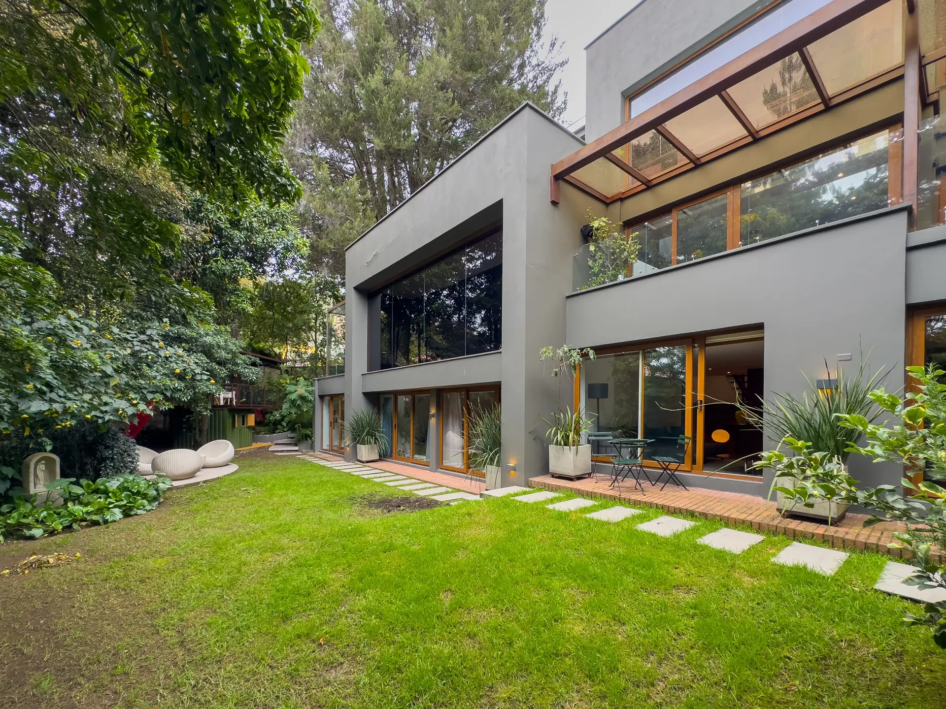 Casa con jardín y terraza en venta, Santa Ana Oriental. (Actualmente está arrendada)
