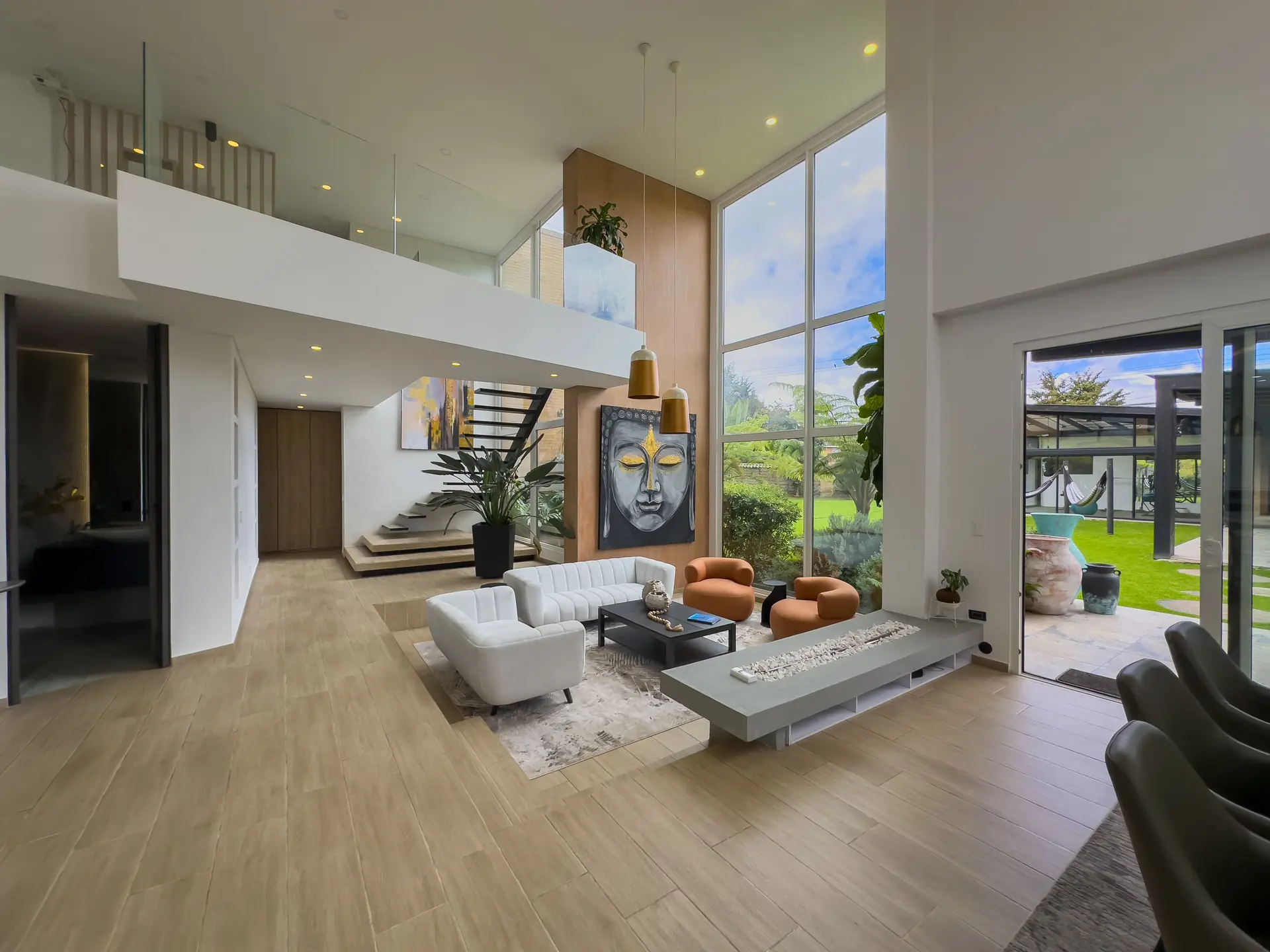 Casa con jardín y terraza a la venta, en Guaymaral.