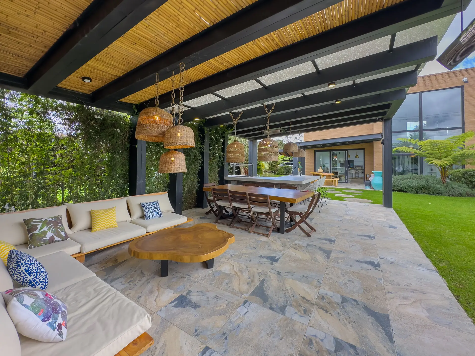 Casa con jardín y terraza a la venta, en Guaymaral.