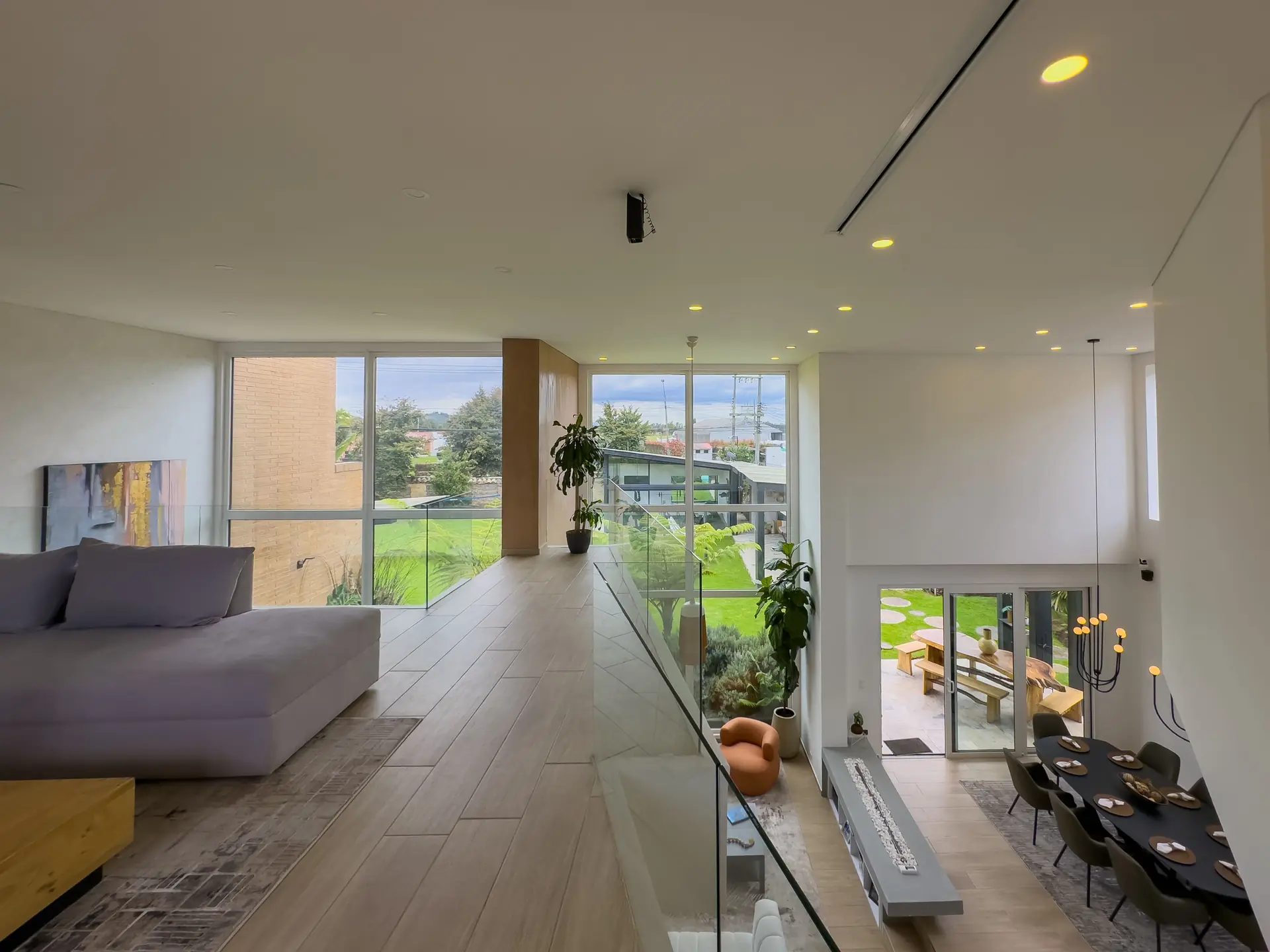 Casa con jardín y terraza a la venta, en Guaymaral.