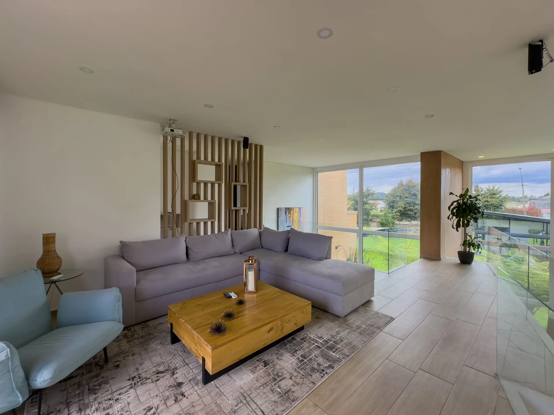 Casa con jardín y terraza a la venta, en Guaymaral.