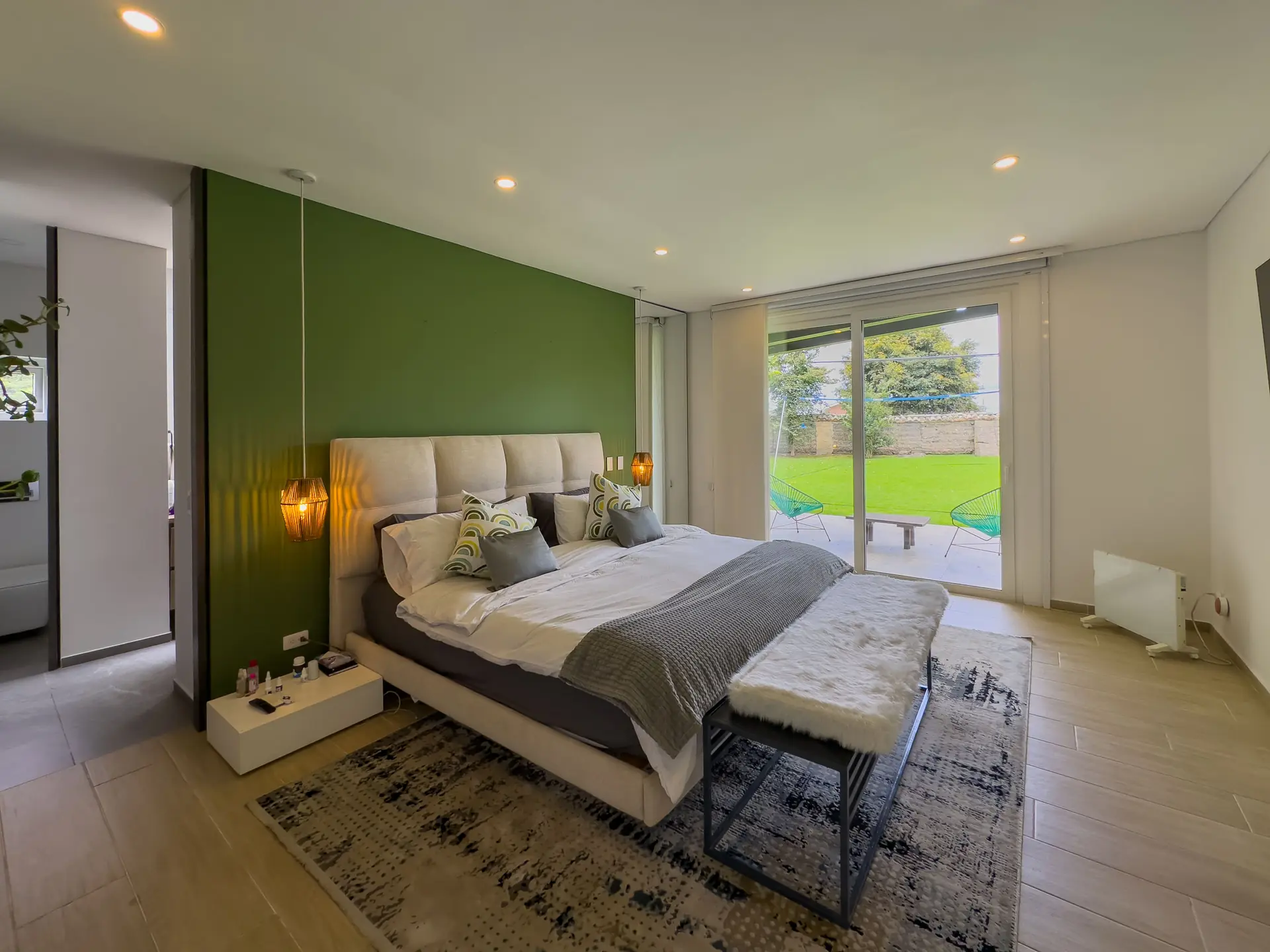 Casa con jardín y terraza a la venta, en Guaymaral.