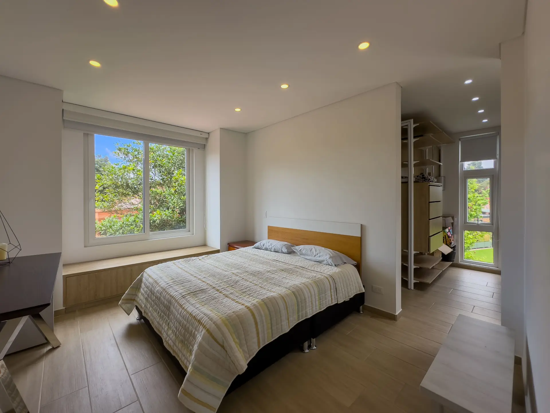 Casa con jardín y terraza a la venta, en Guaymaral.
