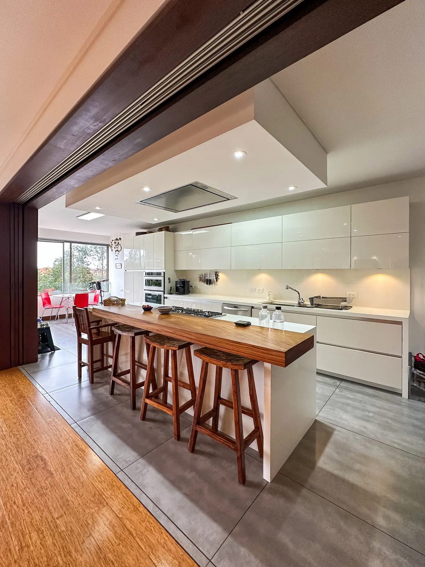 Apartamento con terraza en venta, Cerros de los Alpes. (Apartamento actualmente arrendado)